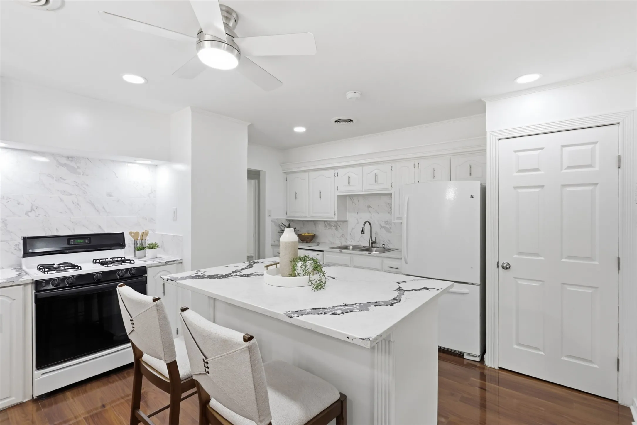Single Family Residence For Sale in Dallas County , 12319 Sunland Street, Dallas, Texas 75218, 3 Bedroom, 3 Bathroom, 2 Garage spaces, 1,669 Sqft, built in 1962, mls#21339057, Real Estate Agent in Dallas, Homes For Sale in Dallas county, Homes For Sale in Dallas, Realtor in Dallas Texas, Real Estate Brokerage Independent Realty Texas, Luminita Cordes Realtor