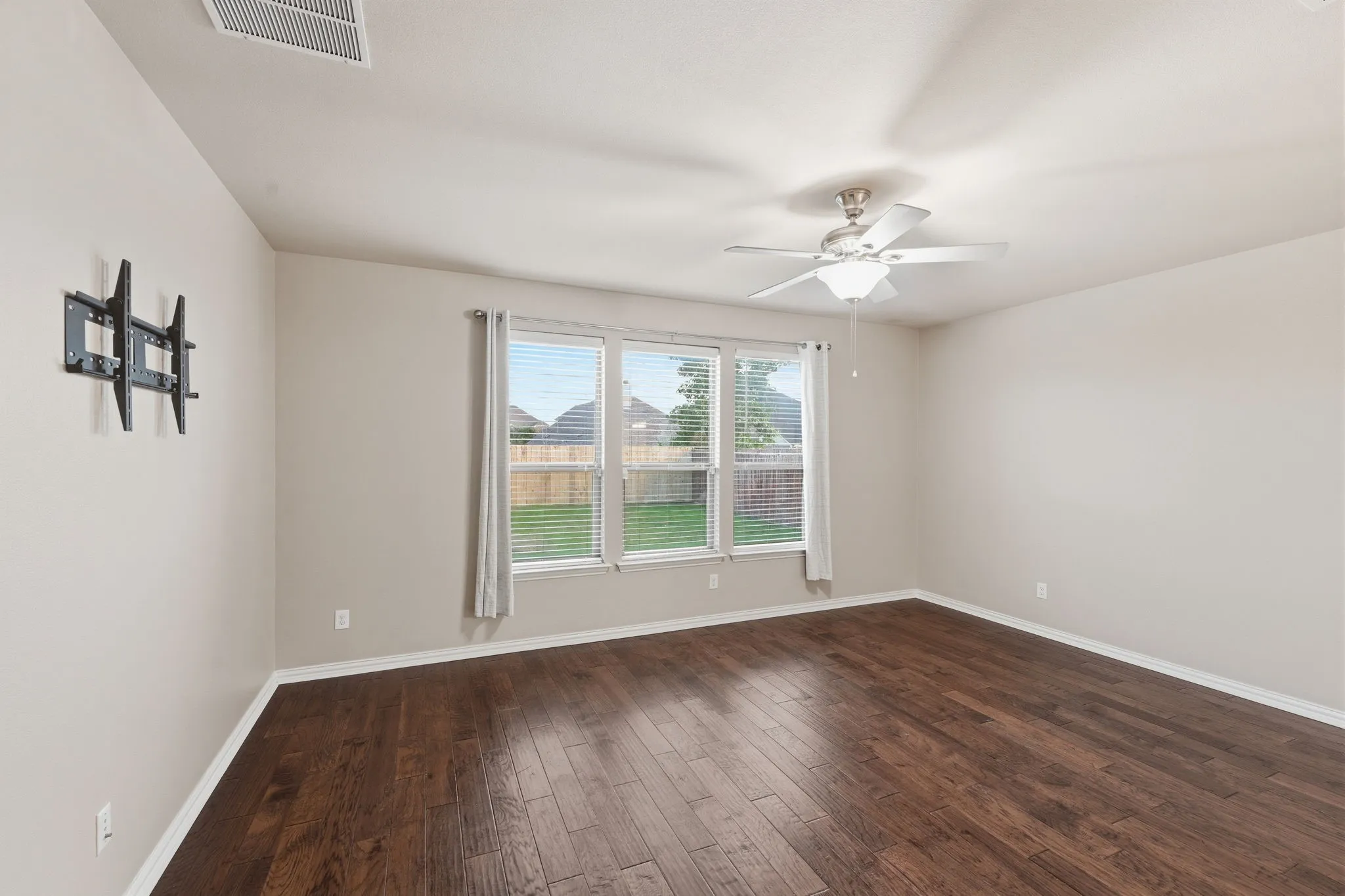 Single Family Residence For Rent in Denton County , 2208 Gregory Creek Drive, Little Elm, Texas 75068, 5 Bedroom, 3 Bathroom, 2 Garage spaces, 3,262 Sqft, built in 2014, mls#21351509, Real Estate Agent in Little Elm, Homes For Rent in Denton county, Homes For Rent in Little Elm, Realtor in Little Elm Texas, Real Estate Brokerage Independent Realty Texas, Luminita Cordes Realtor