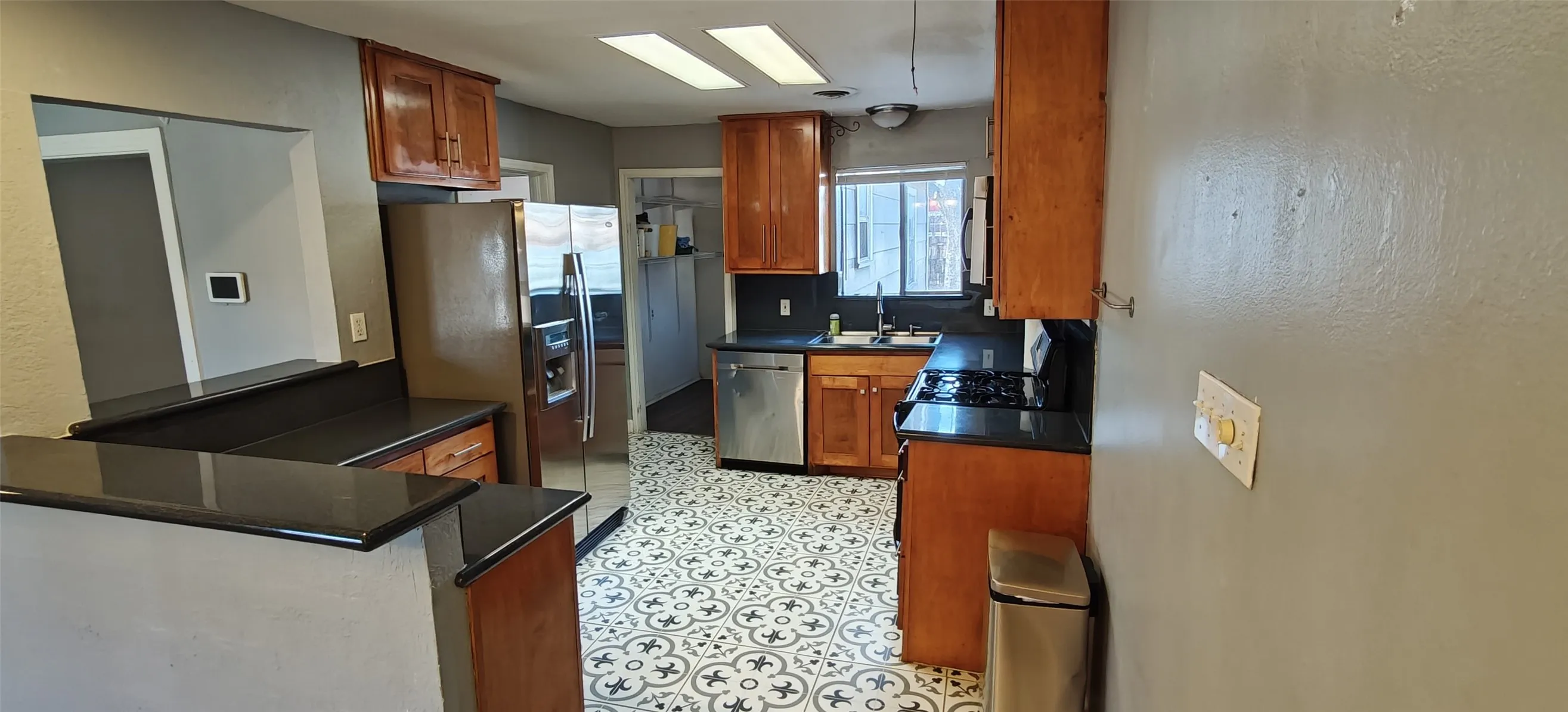 Single Family Residence For Rent in Tarrant County , 2532 Ryan Avenue, Fort Worth, Texas 76110, 3 Bedrooms, 2 Bathrooms, Garage spaces, 1,416 Sqft, built in 1944, Price $2,100, mls#21350993, Real Estate Agent in Fort Worth, Homes For Rent in Tarrant county, Homes For Rent in Fort Worth, Realtor in Fort Worth Texas, Real Estate Brokerage Independent Realty Texas, Luminita Cordes Realtor