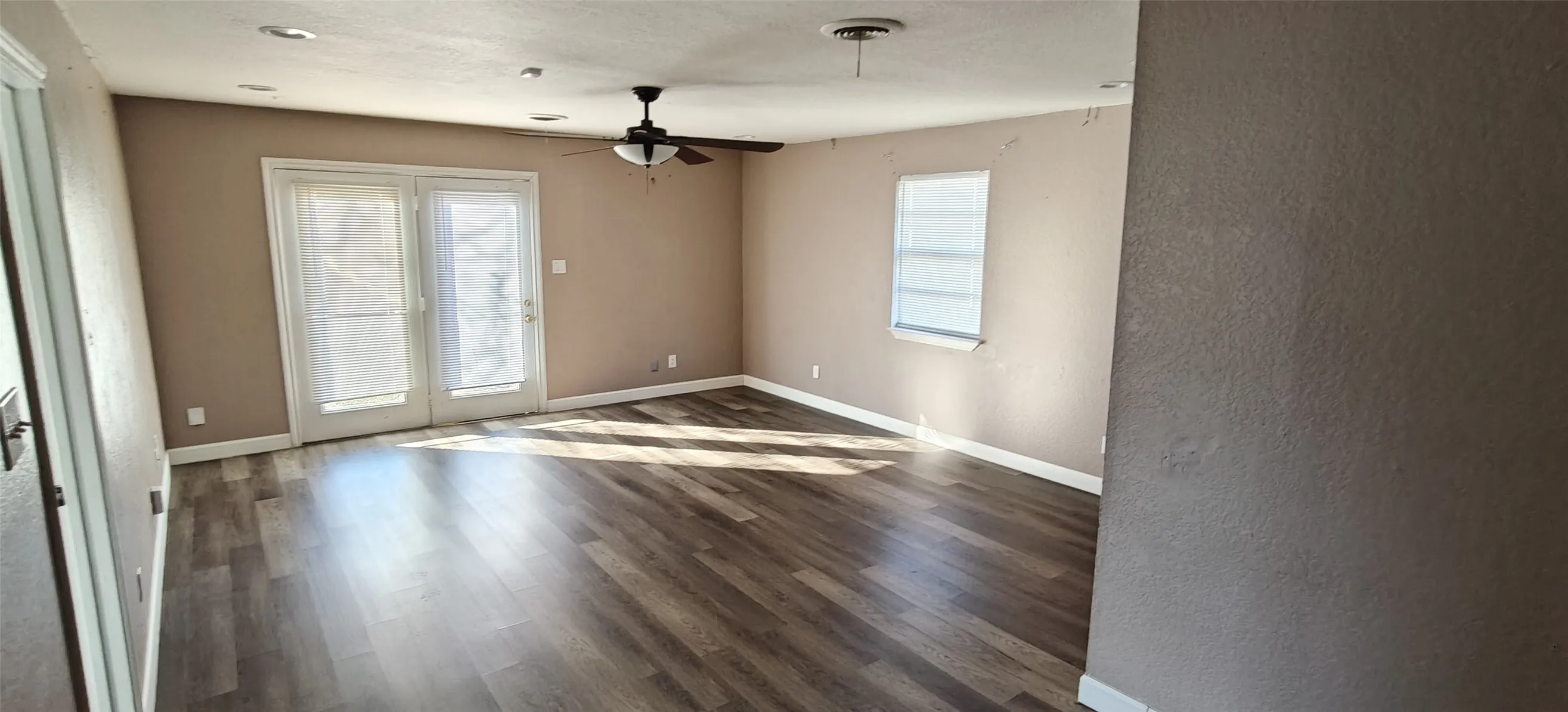 Single Family Residence For Rent in Tarrant County , 2532 Ryan Avenue, Fort Worth, Texas 76110, 3 Bedrooms, 2 Bathrooms, Garage spaces, 1,416 Sqft, built in 1944, Price $2,100, mls#21350993, Real Estate Agent in Fort Worth, Homes For Rent in Tarrant county, Homes For Rent in Fort Worth, Realtor in Fort Worth Texas, Real Estate Brokerage Independent Realty Texas, Luminita Cordes Realtor