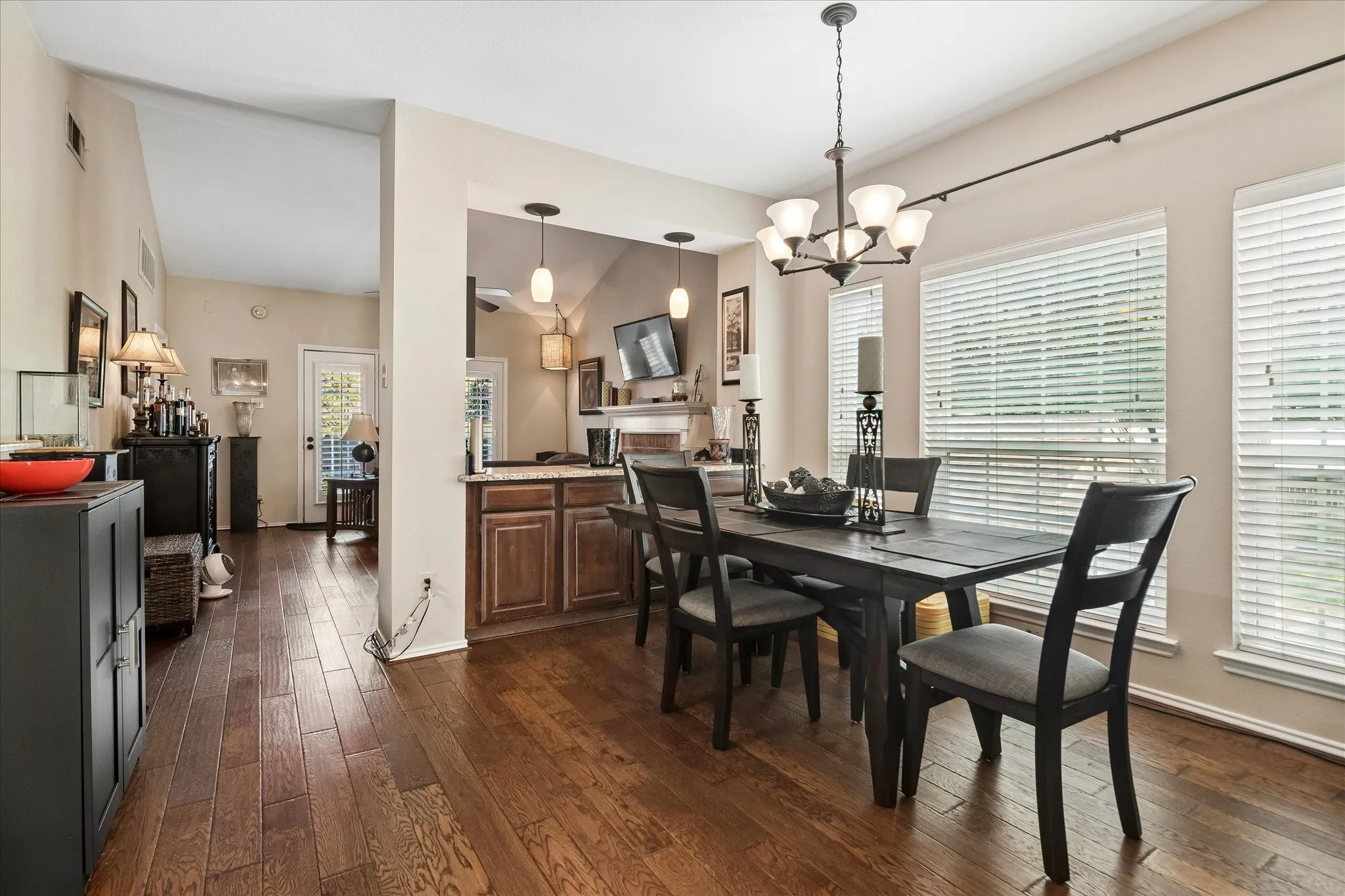 Condominium For Sale in Dallas County , 12660 Hillcrest Road 5208, Dallas, Texas 75230, 2 Bedroom, 2 Bathroom, Garage spaces, 1,144 Sqft, built in 1986, mls#21351095, Real Estate Agent in Dallas, Homes For Sale in Dallas county, Homes For Sale in Dallas, Realtor in Dallas Texas, Real Estate Brokerage Independent Realty Texas, Luminita Cordes Realtor