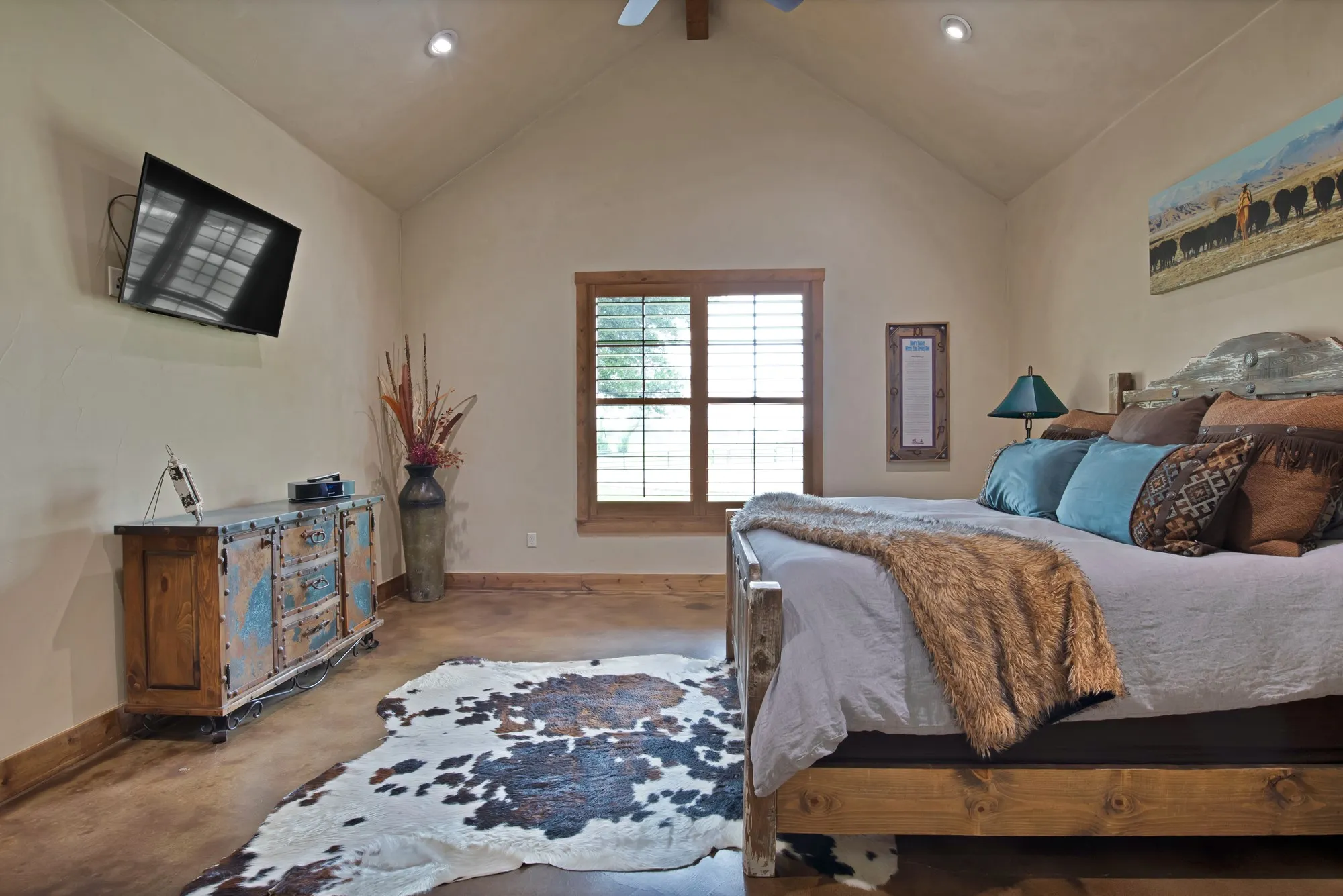 Vaulted ceiling with recessed lighting and a ceiling fan