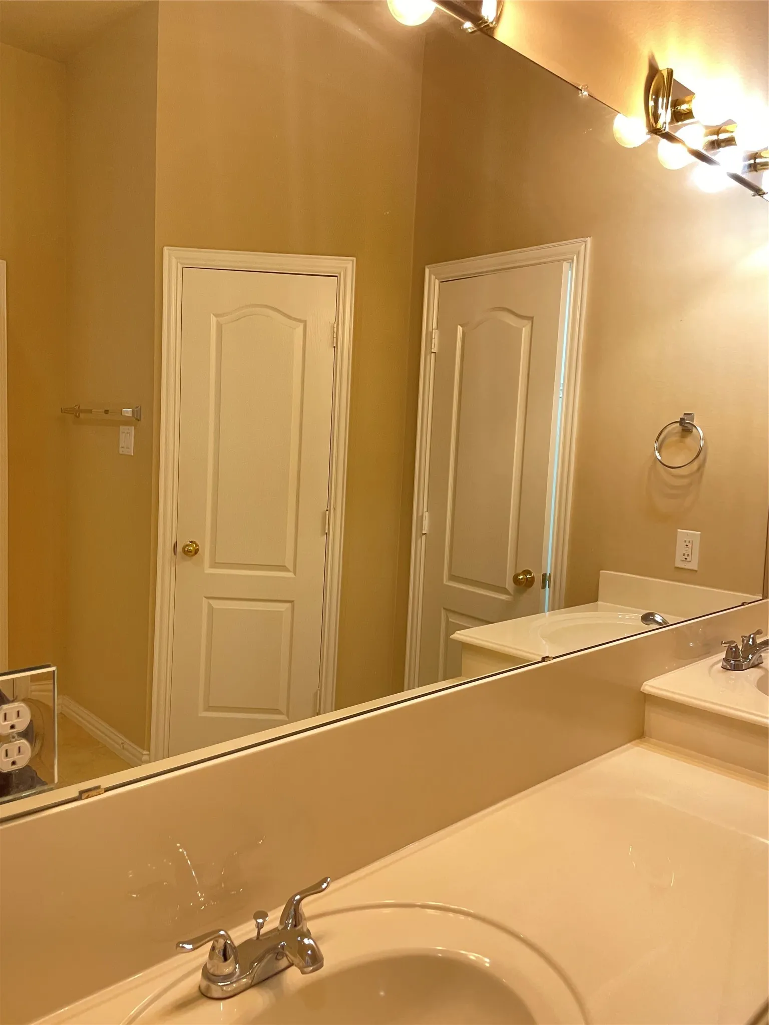 Single Family Residence For Rent in Collin County , 1004 Royal Oaks Drive, Mc Kinney, Texas 75072, 4 Bedroom, 2 Bathroom, 2 Garage spaces, 2,170 Sqft, built in 2002, mls#21351535, Real Estate Agent in Mc Kinney, Homes For Rent in Collin county, Homes For Rent in Mc Kinney, Realtor in Mc Kinney Texas, Real Estate Brokerage Independent Realty Texas, Luminita Cordes Realtor