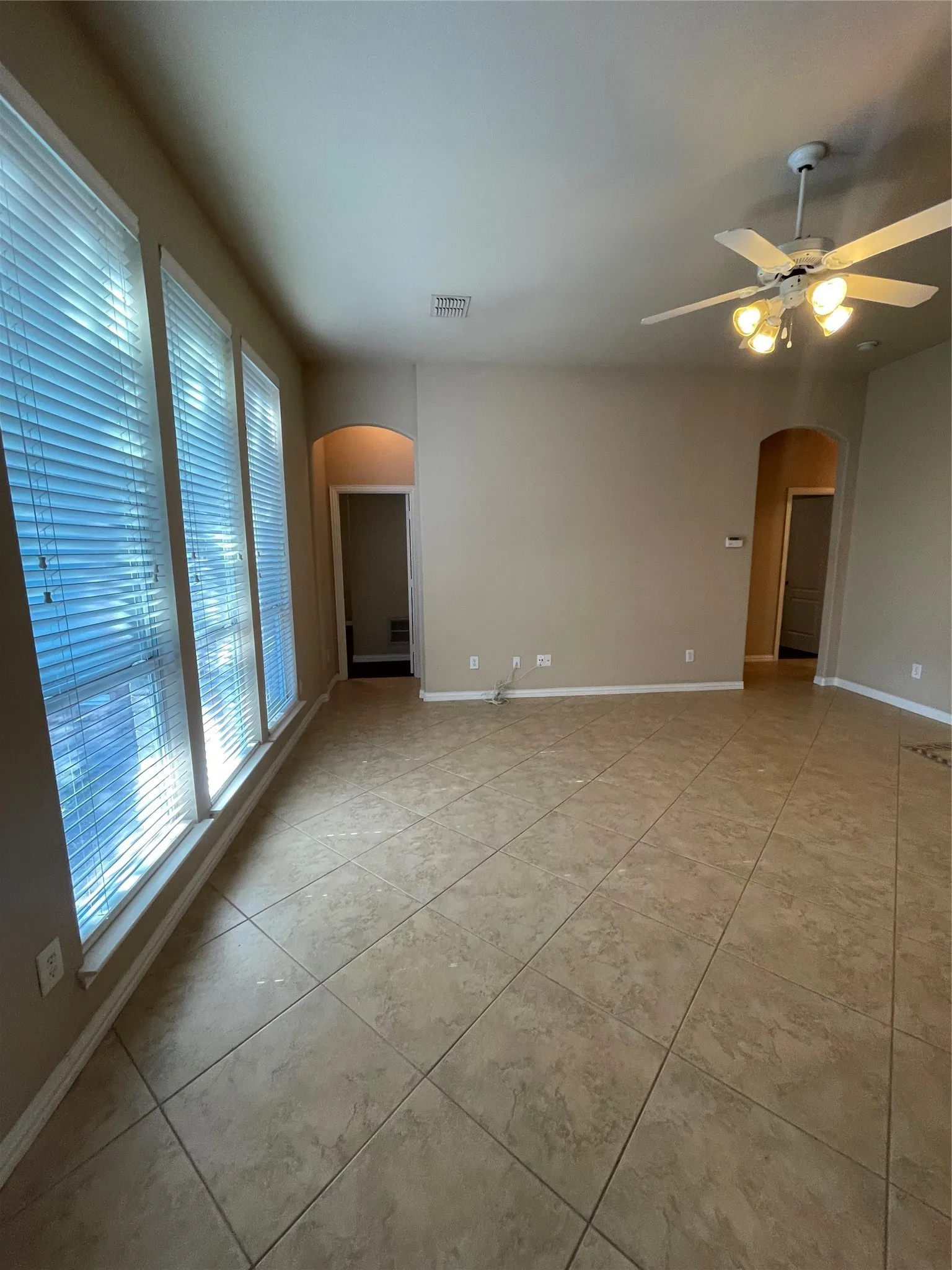 Single Family Residence For Rent in Collin County , 1004 Royal Oaks Drive, Mc Kinney, Texas 75072, 4 Bedroom, 2 Bathroom, 2 Garage spaces, 2,170 Sqft, built in 2002, mls#21351535, Real Estate Agent in Mc Kinney, Homes For Rent in Collin county, Homes For Rent in Mc Kinney, Realtor in Mc Kinney Texas, Real Estate Brokerage Independent Realty Texas, Luminita Cordes Realtor