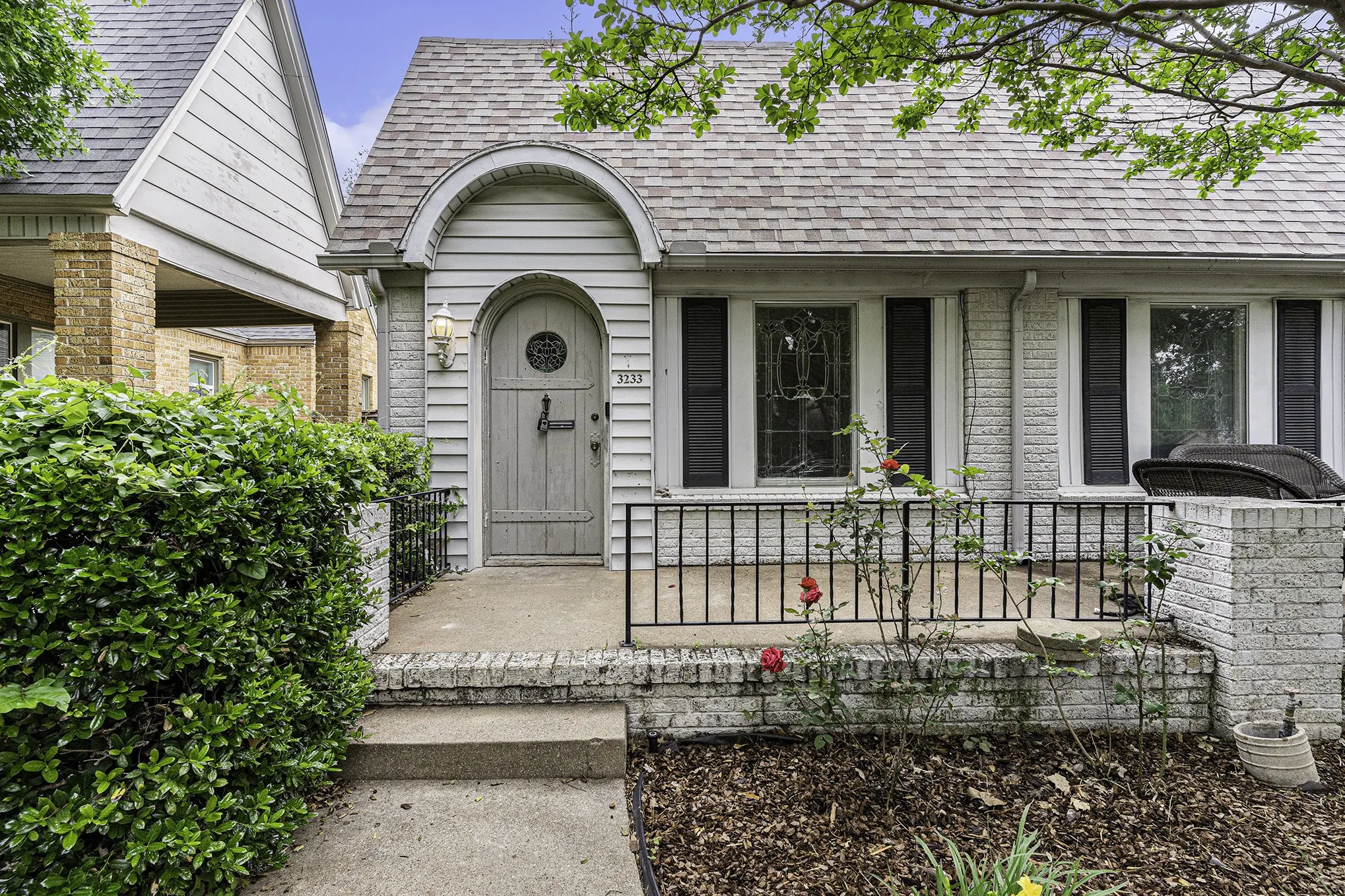 Property entrance with a porch