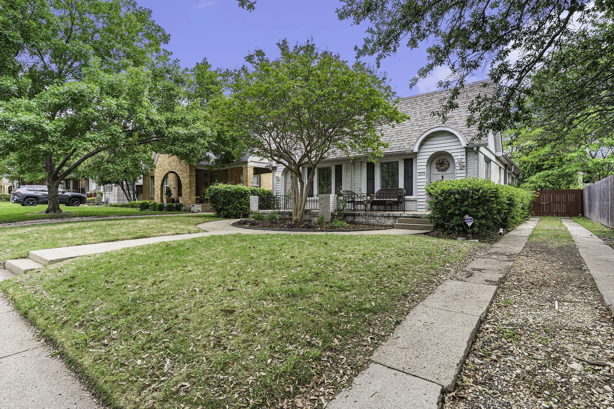 View of front facade with a front yard