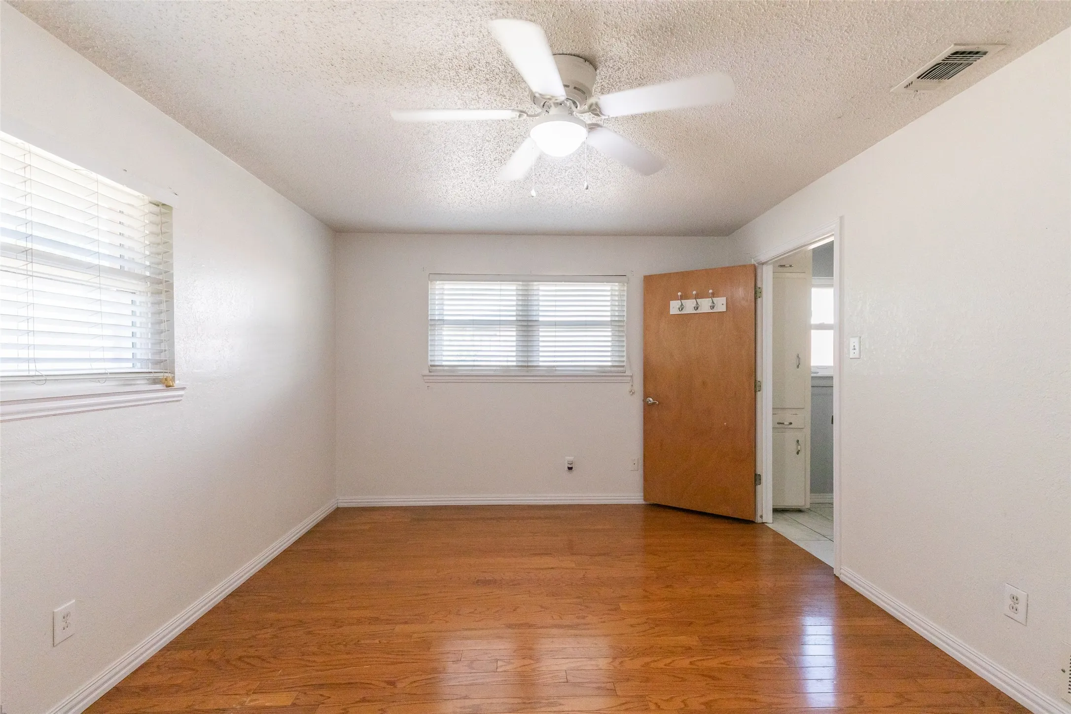 Single Family Residence For Sale in Taylor County , 3534 S 20th Street, Abilene, Texas 79605, 3 Bedroom, 2 Bathroom, 2 Garage spaces, 1,776 Sqft, built in 1959, mls#21351180, Real Estate Agent in Abilene, Homes For Sale in Taylor county, Homes For Sale in Abilene, Realtor in Abilene Texas, Real Estate Brokerage Independent Realty Texas, Luminita Cordes Realtor