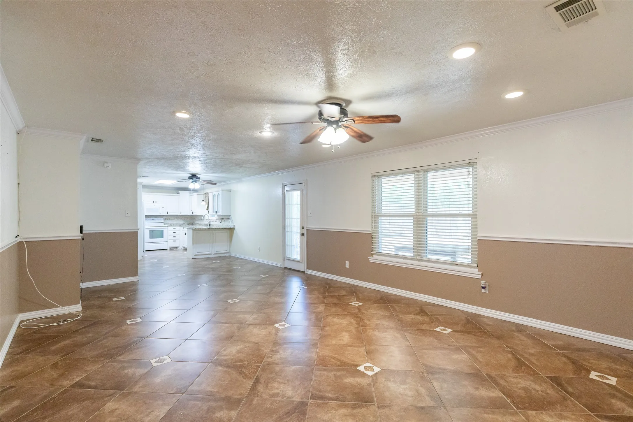 Single Family Residence For Sale in Taylor County , 3534 S 20th Street, Abilene, Texas 79605, 3 Bedroom, 2 Bathroom, 2 Garage spaces, 1,776 Sqft, built in 1959, mls#21351180, Real Estate Agent in Abilene, Homes For Sale in Taylor county, Homes For Sale in Abilene, Realtor in Abilene Texas, Real Estate Brokerage Independent Realty Texas, Luminita Cordes Realtor