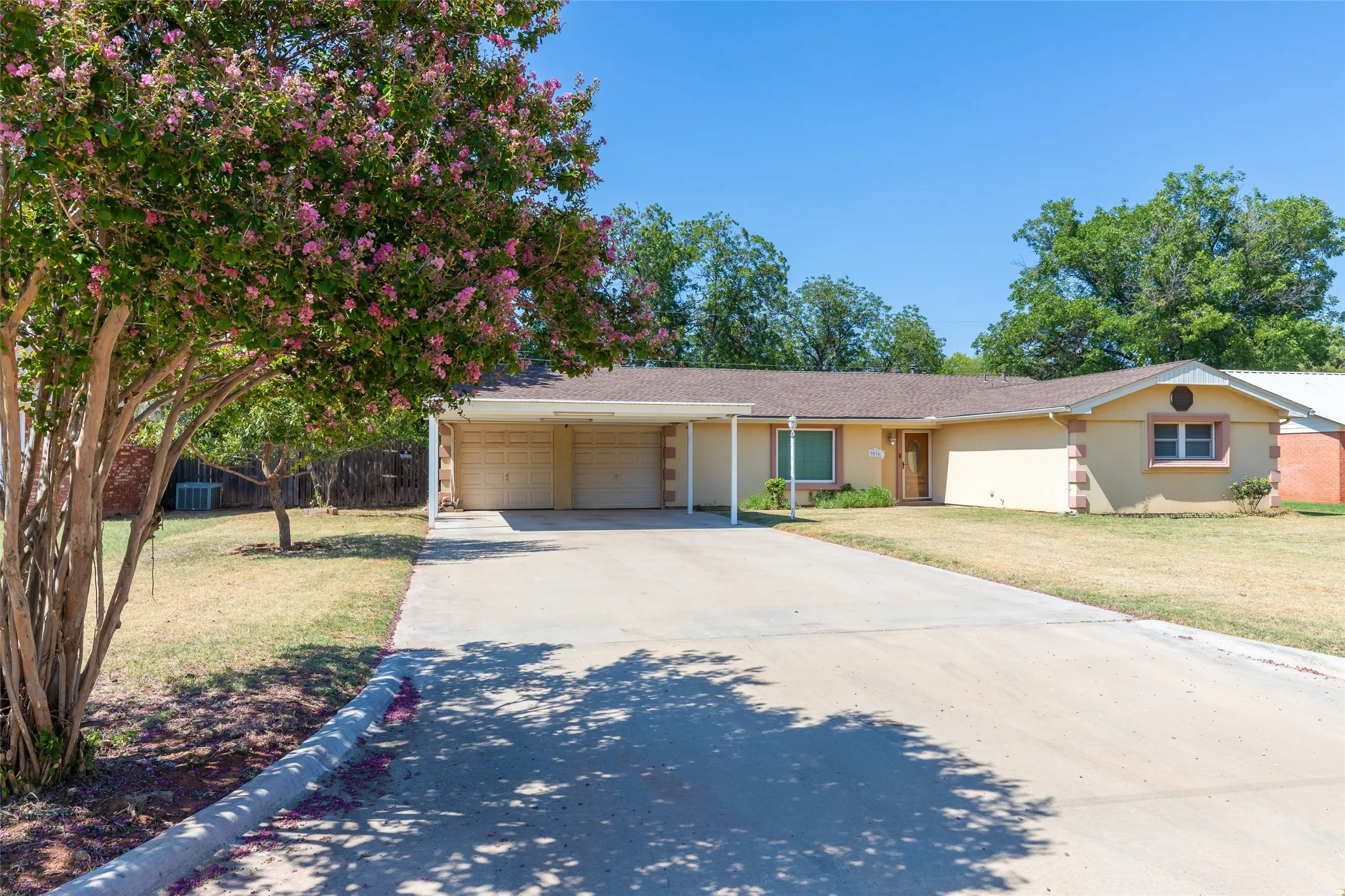 Single Family Residence For Sale in Taylor County , 3534 S 20th Street, Abilene, Texas 79605, 3 Bedroom, 2 Bathroom, 2 Garage spaces, 1,776 Sqft, built in 1959, mls#21351180, Real Estate Agent in Abilene, Homes For Sale in Taylor county, Homes For Sale in Abilene, Realtor in Abilene Texas, Real Estate Brokerage Independent Realty Texas, Luminita Cordes Realtor