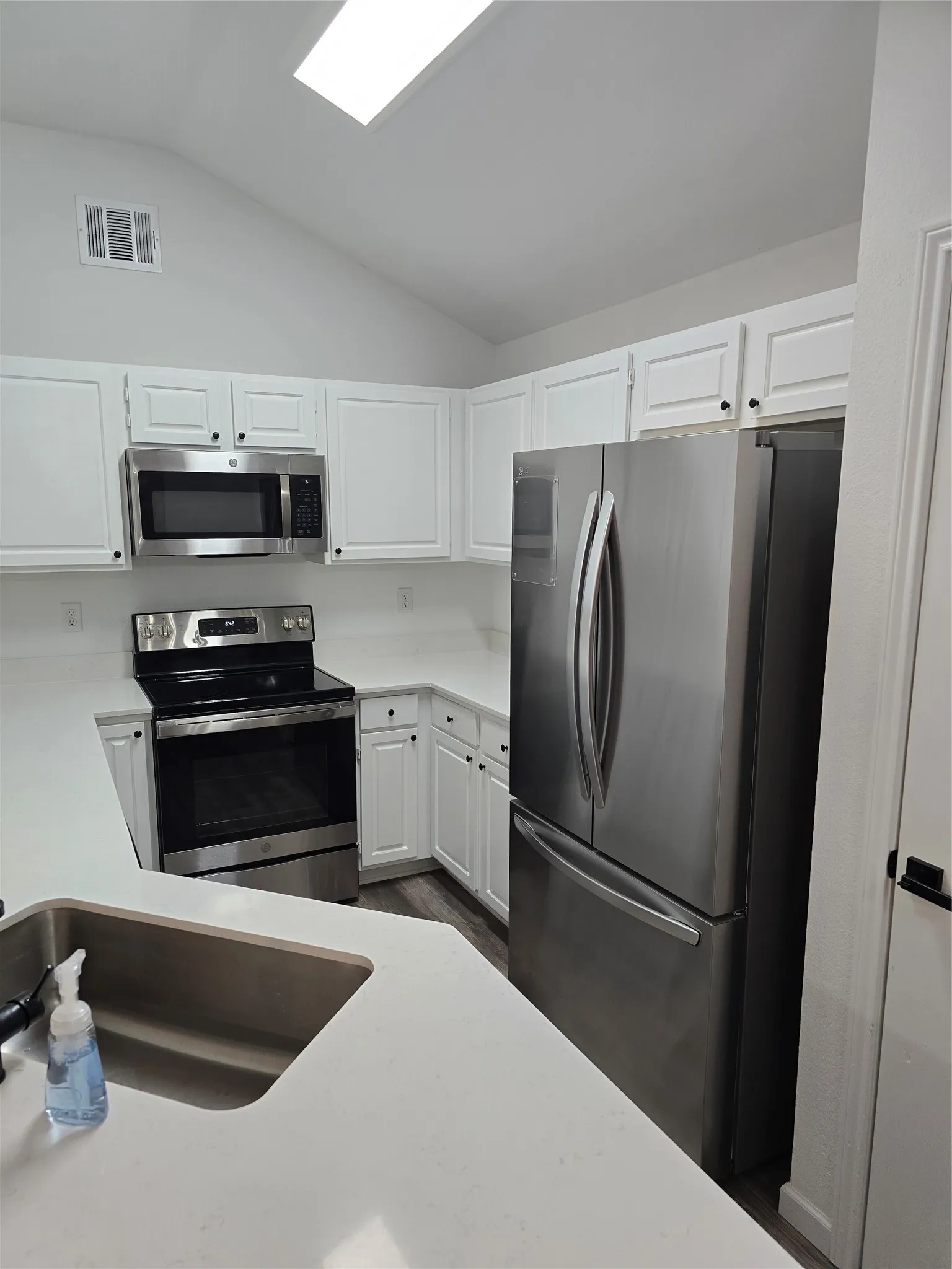 Single Family Residence For Sale in Dallas County , 3182 Cross Creek Circle, Grand Prairie, Texas 75052, 3 Bedroom, 2 Bathroom, Garage spaces, 1,620 Sqft, built in 1987, mls#21349738, Real Estate Agent in Grand Prairie, Homes For Sale in Dallas county, Homes For Sale in Grand Prairie, Realtor in Grand Prairie Texas, Real Estate Brokerage Independent Realty Texas, Luminita Cordes Realtor