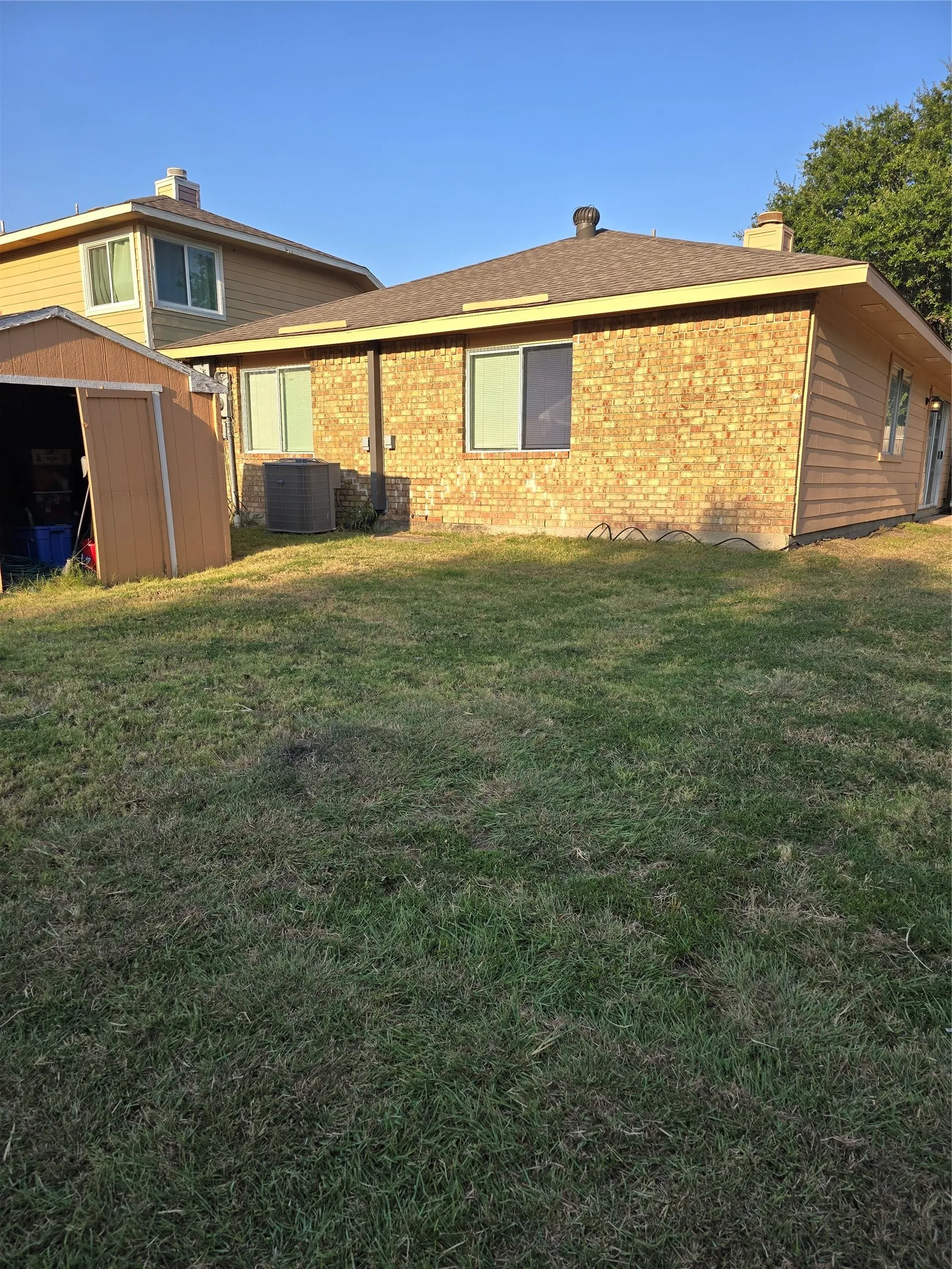 Single Family Residence For Sale in Dallas County , 3182 Cross Creek Circle, Grand Prairie, Texas 75052, 3 Bedroom, 2 Bathroom, Garage spaces, 1,620 Sqft, built in 1987, mls#21349738, Real Estate Agent in Grand Prairie, Homes For Sale in Dallas county, Homes For Sale in Grand Prairie, Realtor in Grand Prairie Texas, Real Estate Brokerage Independent Realty Texas, Luminita Cordes Realtor