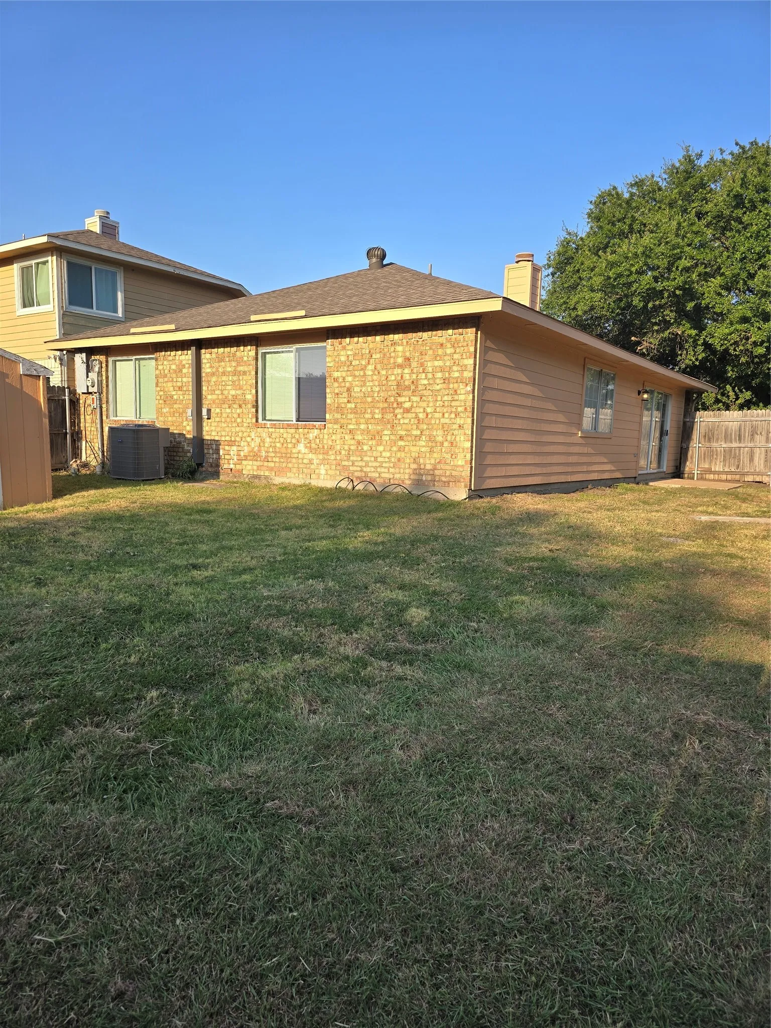 Single Family Residence For Sale in Dallas County , 3182 Cross Creek Circle, Grand Prairie, Texas 75052, 3 Bedroom, 2 Bathroom, Garage spaces, 1,620 Sqft, built in 1987, mls#21349738, Real Estate Agent in Grand Prairie, Homes For Sale in Dallas county, Homes For Sale in Grand Prairie, Realtor in Grand Prairie Texas, Real Estate Brokerage Independent Realty Texas, Luminita Cordes Realtor