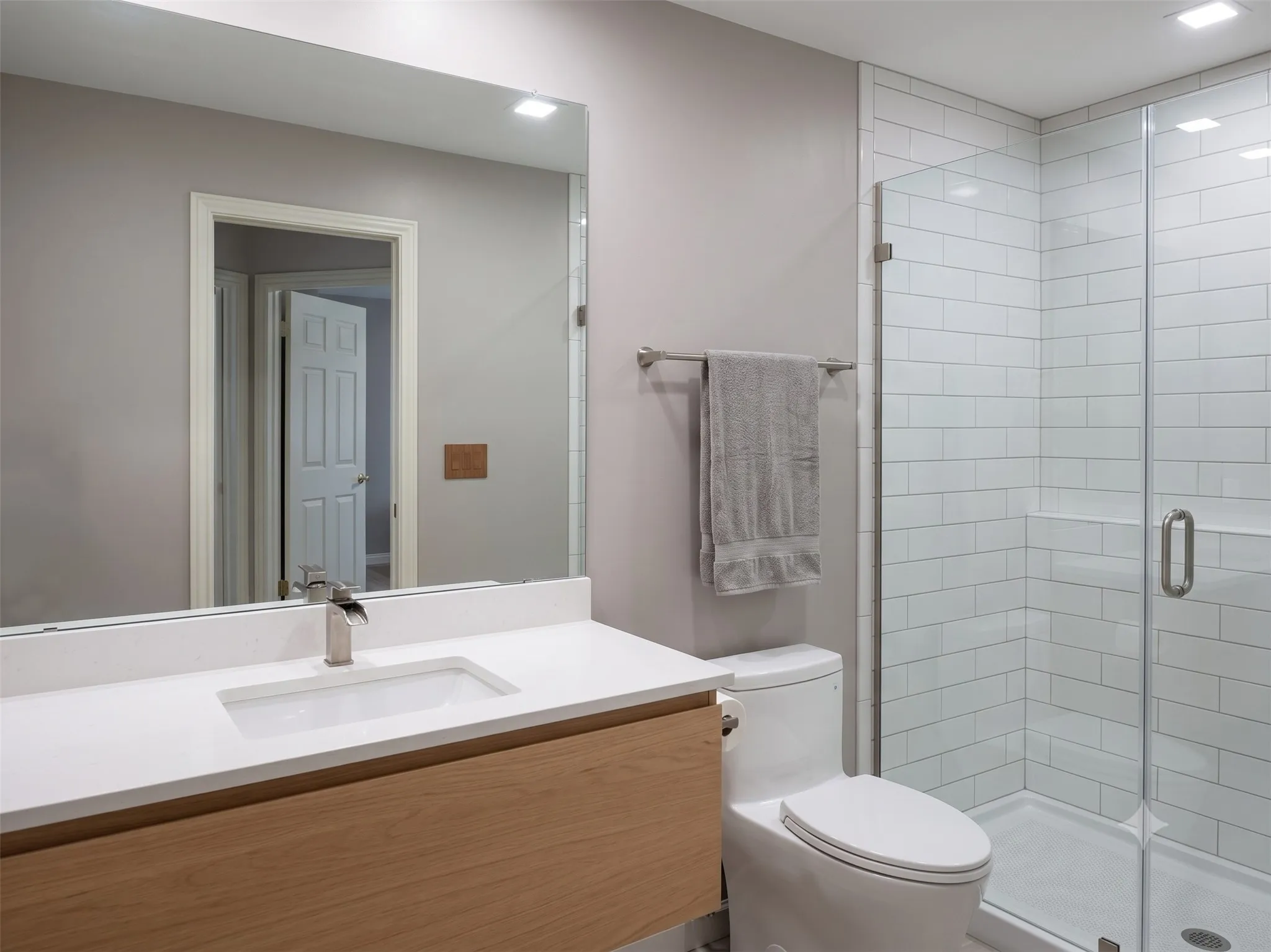 Virtually enhanced hall bathroom