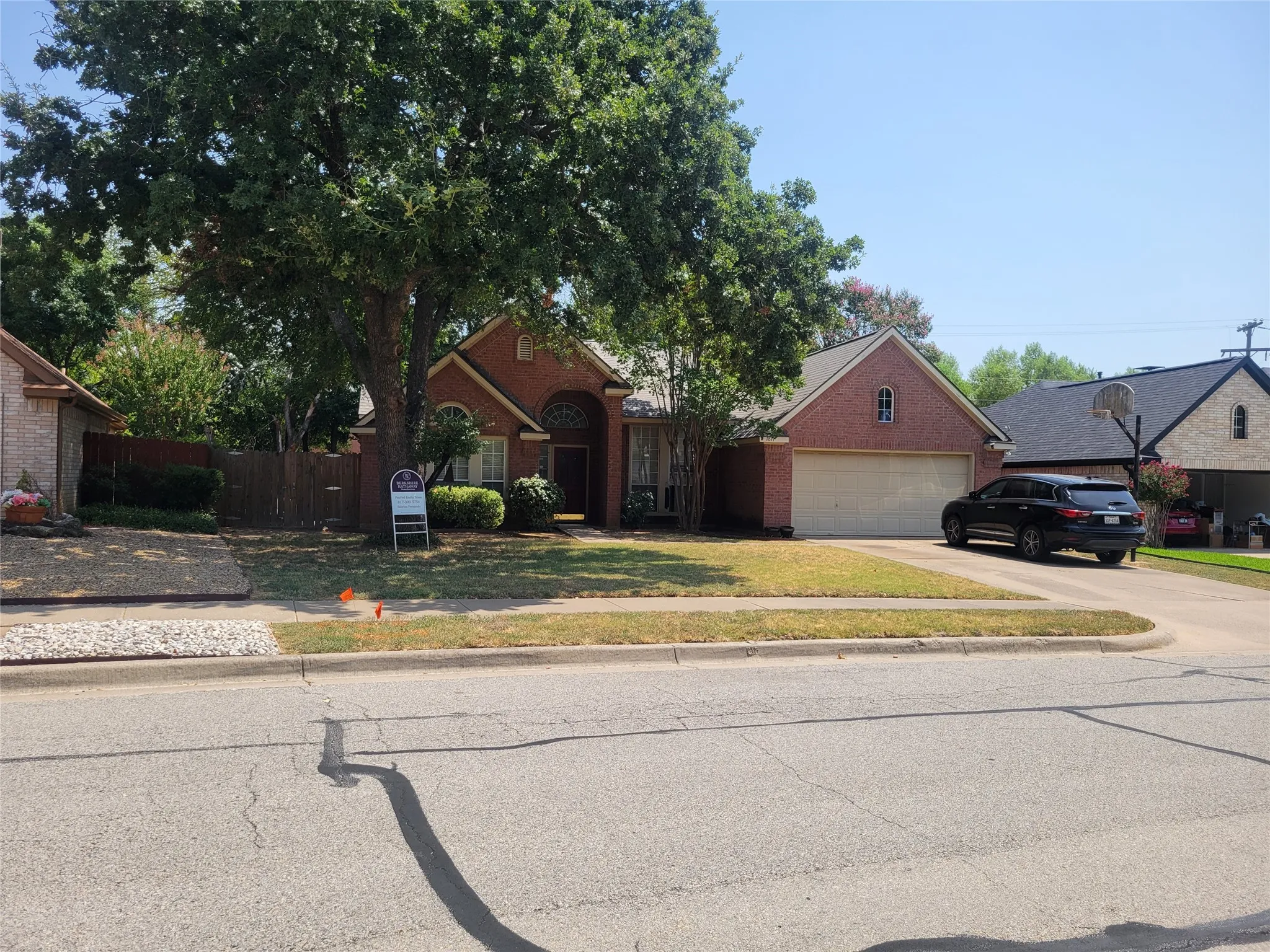 Single Family Residence For Sale in Tarrant County , 1817 Parkwood Drive, Grapevine, Texas 76051, 3 Bedroom, 2 Bathroom, 2 Garage spaces, 2,106 Sqft, built in 1993, mls#21351542, Real Estate Agent in Grapevine, Homes For Sale in Tarrant county, Homes For Sale in Grapevine, Realtor in Grapevine Texas, Real Estate Brokerage Independent Realty Texas, Luminita Cordes Realtor