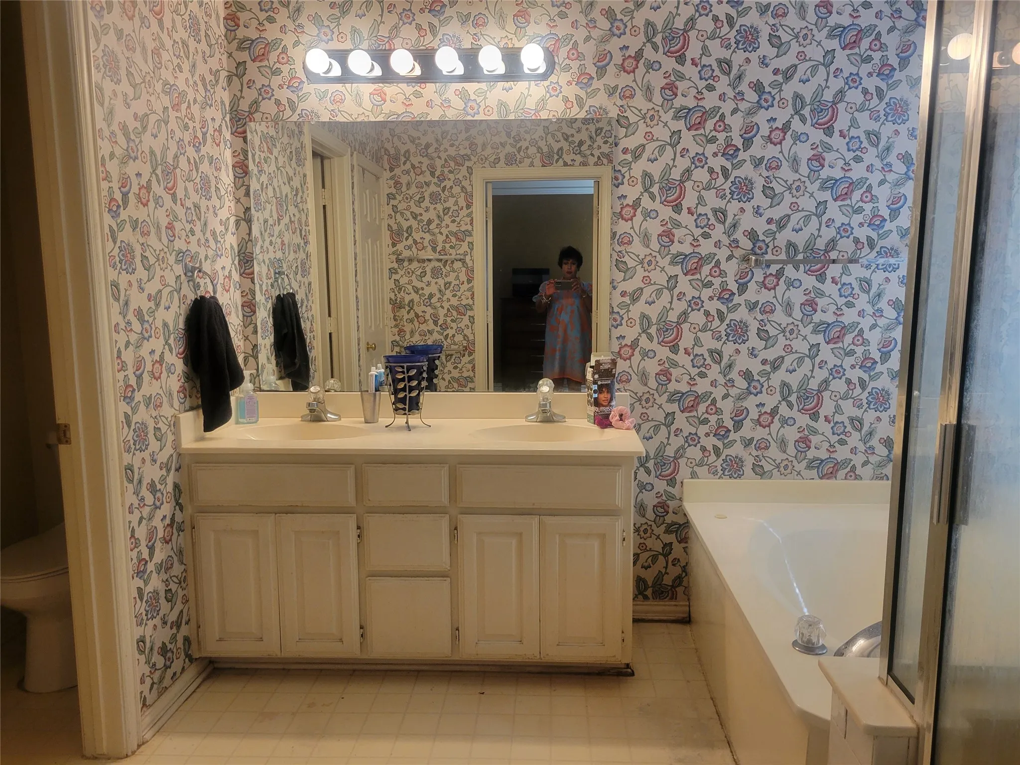 Single Family Residence For Sale in Tarrant County , 1817 Parkwood Drive, Grapevine, Texas 76051, 3 Bedroom, 2 Bathroom, 2 Garage spaces, 2,106 Sqft, built in 1993, mls#21351542, Real Estate Agent in Grapevine, Homes For Sale in Tarrant county, Homes For Sale in Grapevine, Realtor in Grapevine Texas, Real Estate Brokerage Independent Realty Texas, Luminita Cordes Realtor
