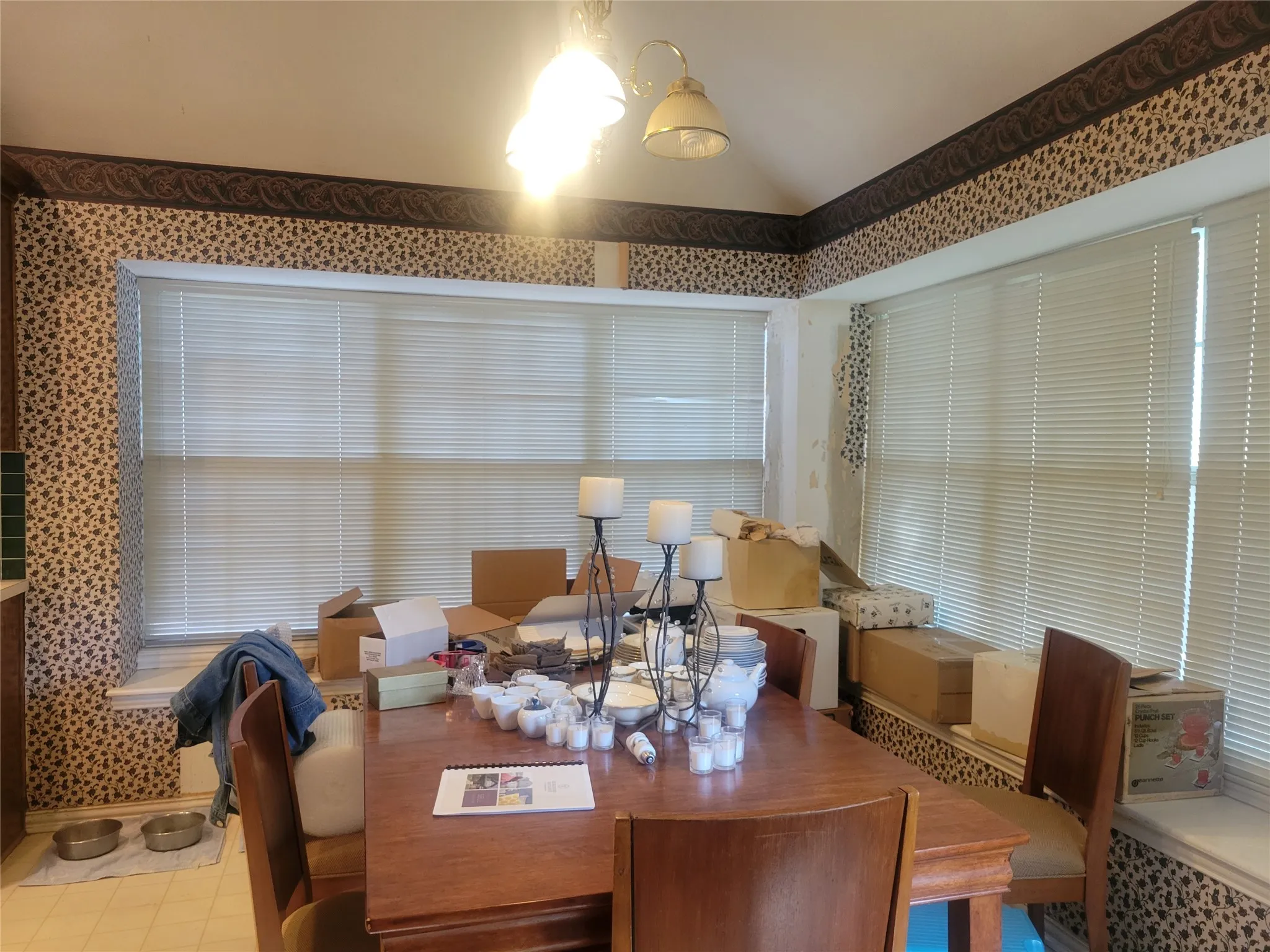 Single Family Residence For Sale in Tarrant County , 1817 Parkwood Drive, Grapevine, Texas 76051, 3 Bedroom, 2 Bathroom, 2 Garage spaces, 2,106 Sqft, built in 1993, mls#21351542, Real Estate Agent in Grapevine, Homes For Sale in Tarrant county, Homes For Sale in Grapevine, Realtor in Grapevine Texas, Real Estate Brokerage Independent Realty Texas, Luminita Cordes Realtor