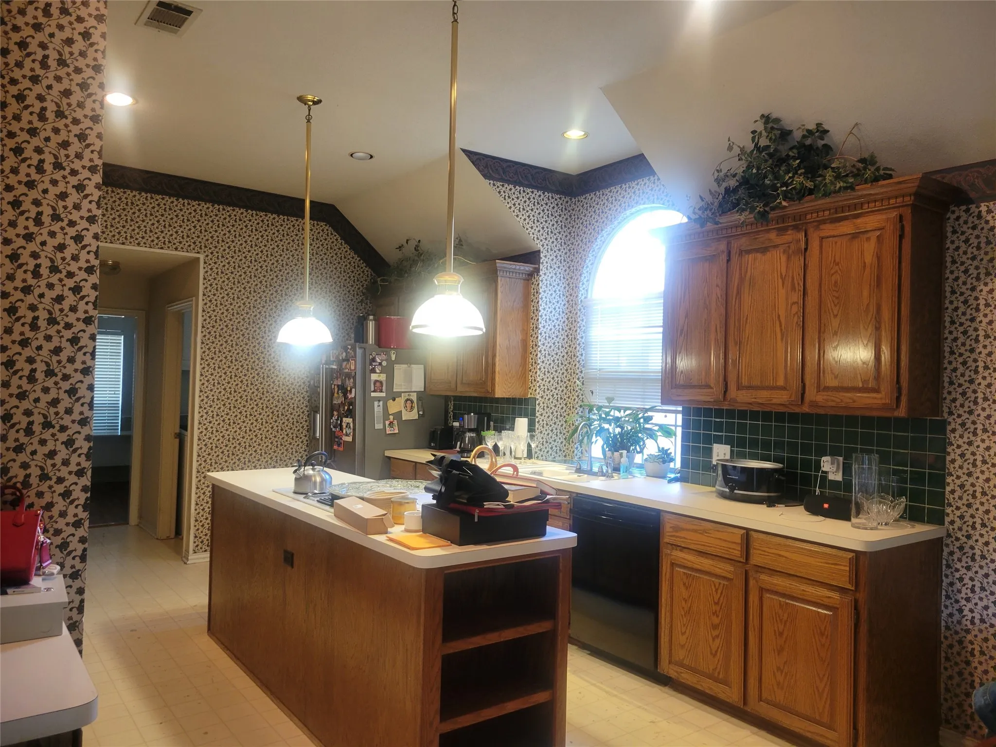 Single Family Residence For Sale in Tarrant County , 1817 Parkwood Drive, Grapevine, Texas 76051, 3 Bedroom, 2 Bathroom, 2 Garage spaces, 2,106 Sqft, built in 1993, mls#21351542, Real Estate Agent in Grapevine, Homes For Sale in Tarrant county, Homes For Sale in Grapevine, Realtor in Grapevine Texas, Real Estate Brokerage Independent Realty Texas, Luminita Cordes Realtor