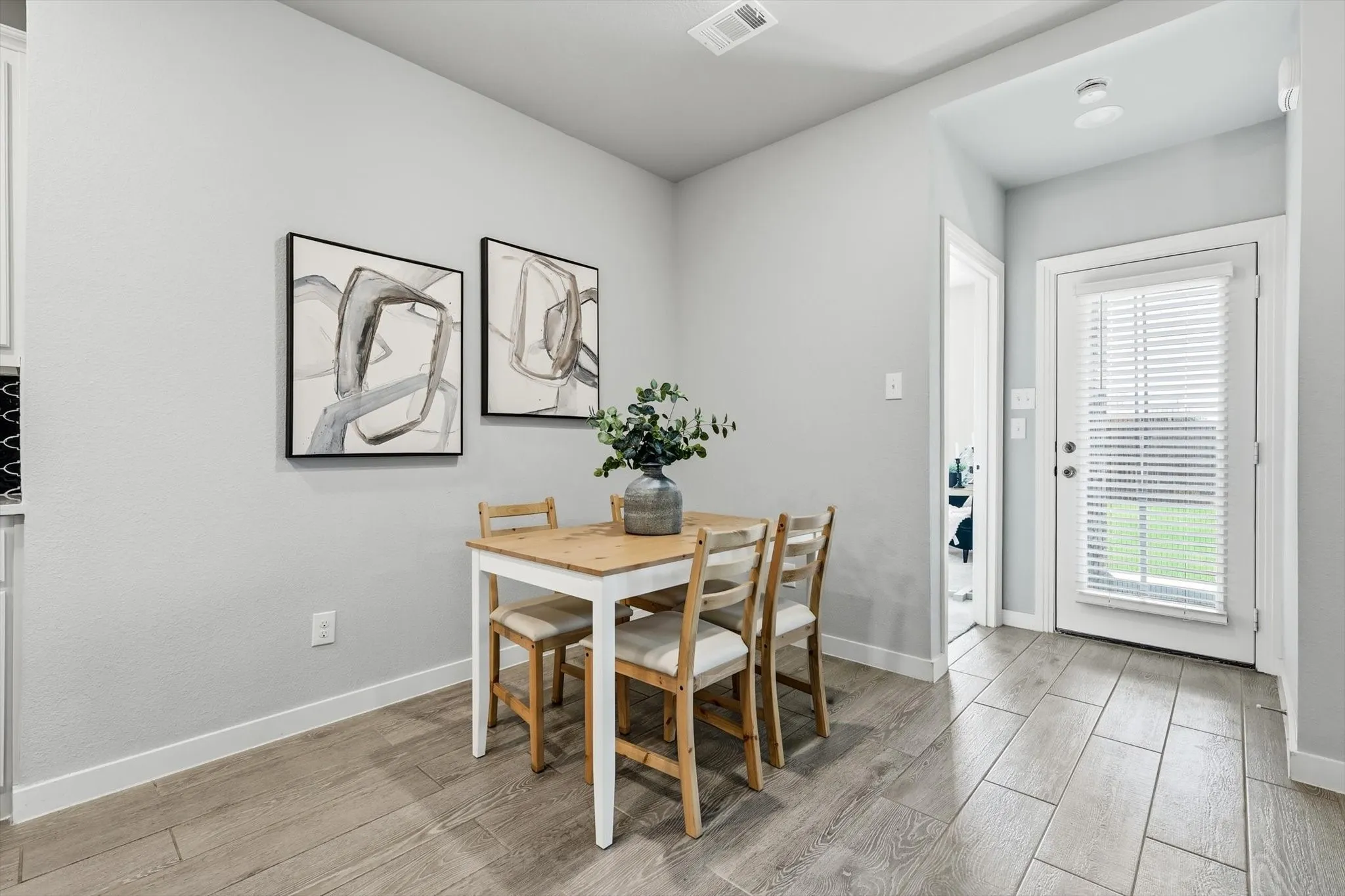 Nice breakfast area right off of the kitchen, this secondary dining space is great for entertaining but also functional.