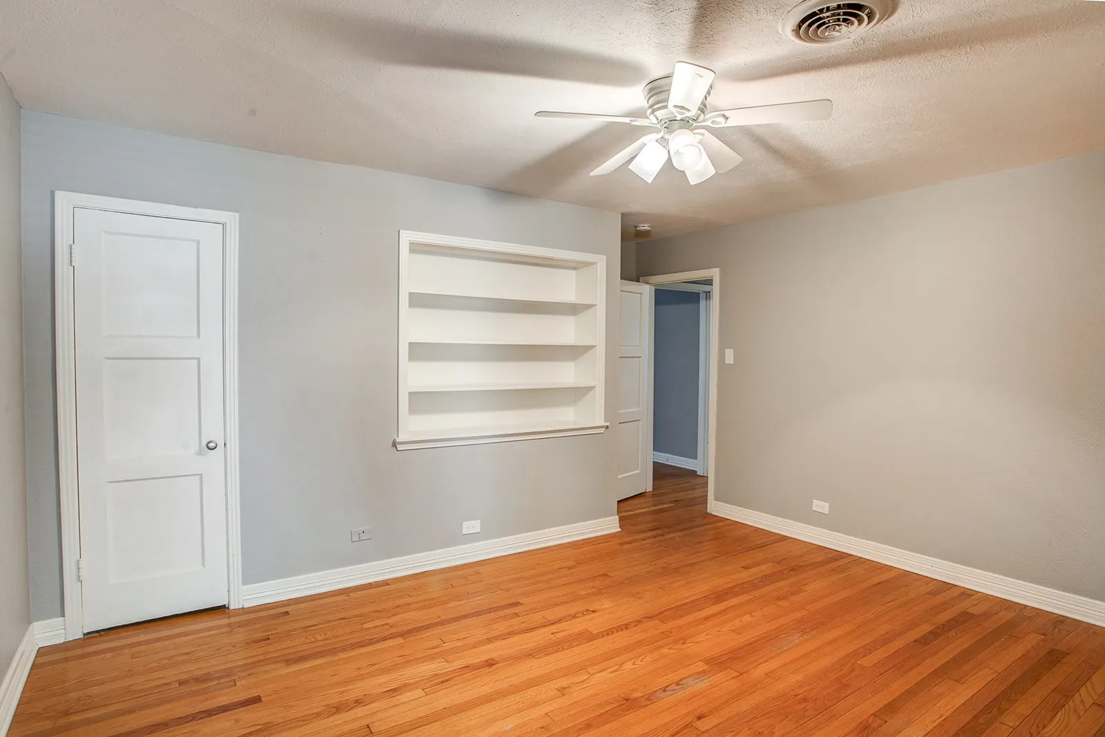 Single Family Residence For Rent in Dallas County , 3233 Colgate Avenue, University Park, Texas 75225, 3 Bedrooms, 2 Bathrooms, Garage spaces, 1,900 Sqft, built in 1947, Price $6,950, mls#21349859, Real Estate Agent in University Park, Homes For Rent in Dallas county, Homes For Rent in University Park, Realtor in University Park Texas, Real Estate Brokerage Independent Realty Texas, Luminita Cordes Realtor