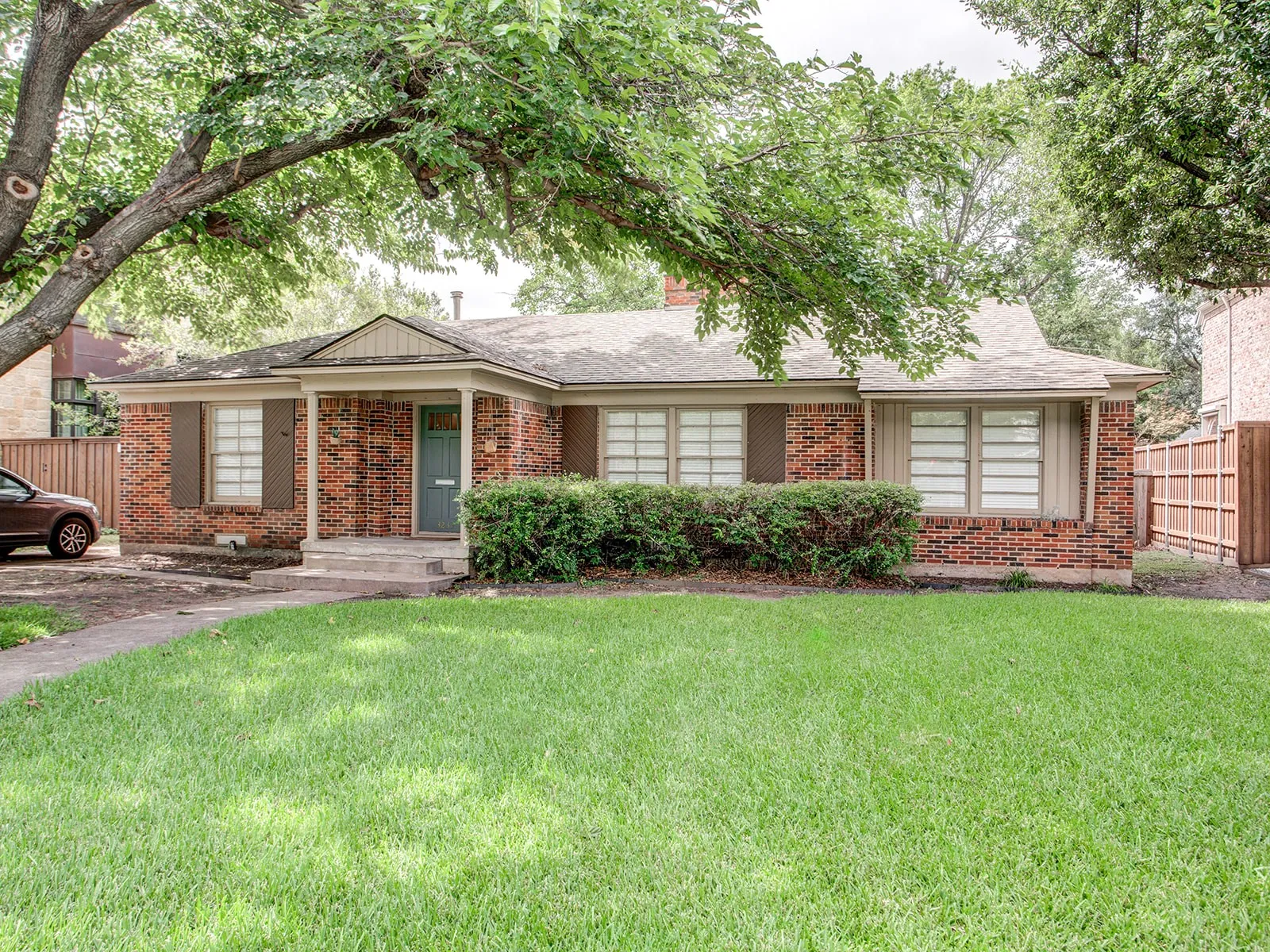 Single Family Residence For Rent in Dallas County , 3233 Colgate Avenue, University Park, Texas 75225, 3 Bedrooms, 2 Bathrooms, Garage spaces, 1,900 Sqft, built in 1947, Price $6,950, mls#21349859, Real Estate Agent in University Park, Homes For Rent in Dallas county, Homes For Rent in University Park, Realtor in University Park Texas, Real Estate Brokerage Independent Realty Texas, Luminita Cordes Realtor