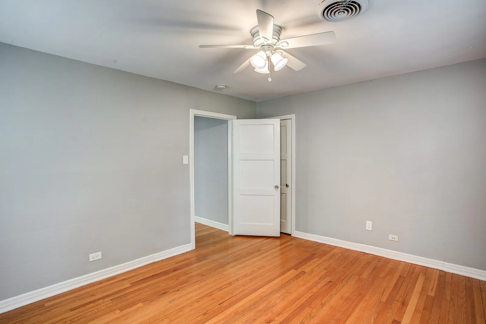 Single Family Residence For Rent in Dallas County , 3233 Colgate Avenue, University Park, Texas 75225, 3 Bedrooms, 2 Bathrooms, Garage spaces, 1,900 Sqft, built in 1947, Price $6,950, mls#21349859, Real Estate Agent in University Park, Homes For Rent in Dallas county, Homes For Rent in University Park, Realtor in University Park Texas, Real Estate Brokerage Independent Realty Texas, Luminita Cordes Realtor