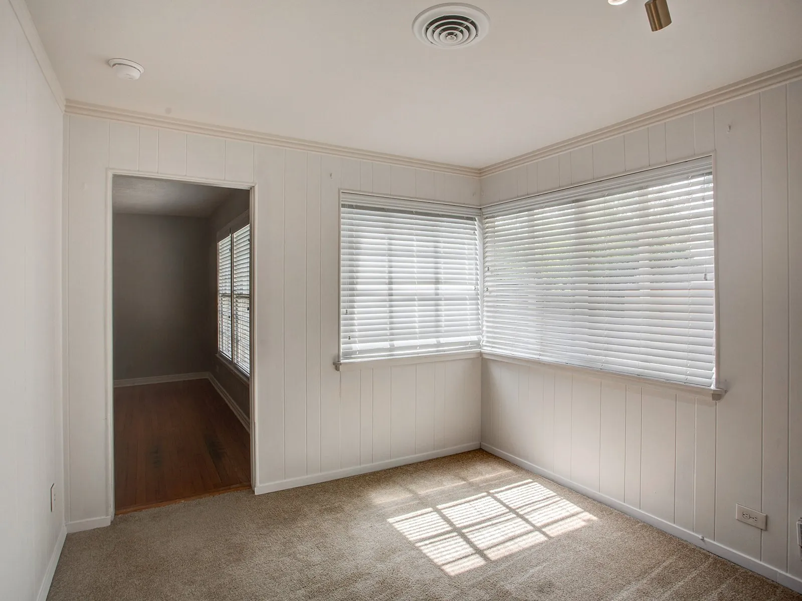 Single Family Residence For Rent in Dallas County , 3233 Colgate Avenue, University Park, Texas 75225, 3 Bedrooms, 2 Bathrooms, Garage spaces, 1,900 Sqft, built in 1947, Price $6,950, mls#21349859, Real Estate Agent in University Park, Homes For Rent in Dallas county, Homes For Rent in University Park, Realtor in University Park Texas, Real Estate Brokerage Independent Realty Texas, Luminita Cordes Realtor