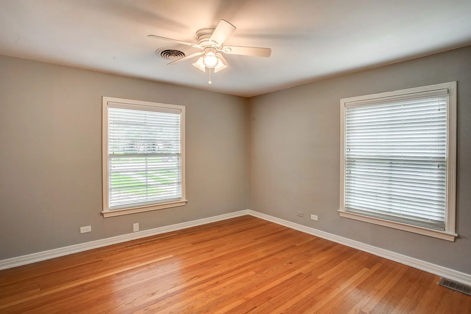 Single Family Residence For Rent in Dallas County , 3233 Colgate Avenue, University Park, Texas 75225, 3 Bedrooms, 2 Bathrooms, Garage spaces, 1,900 Sqft, built in 1947, Price $6,950, mls#21349859, Real Estate Agent in University Park, Homes For Rent in Dallas county, Homes For Rent in University Park, Realtor in University Park Texas, Real Estate Brokerage Independent Realty Texas, Luminita Cordes Realtor