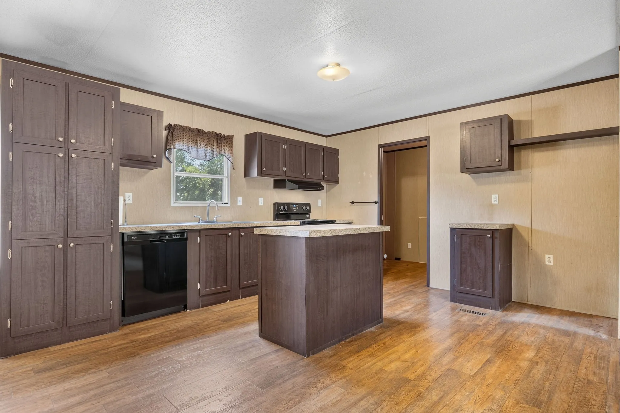 Mobile Home For Sale in Kaufman County , 1250 Brooks Lane, Kaufman, Texas 75142, 3 Bedroom, 2 Bathroom, Garage spaces, 1,493 Sqft, built in 2016, mls#21351097, Real Estate Agent in Kaufman, Homes For Sale in Kaufman county, Homes For Sale in Kaufman, Realtor in Kaufman Texas, Real Estate Brokerage Independent Realty Texas, Luminita Cordes Realtor