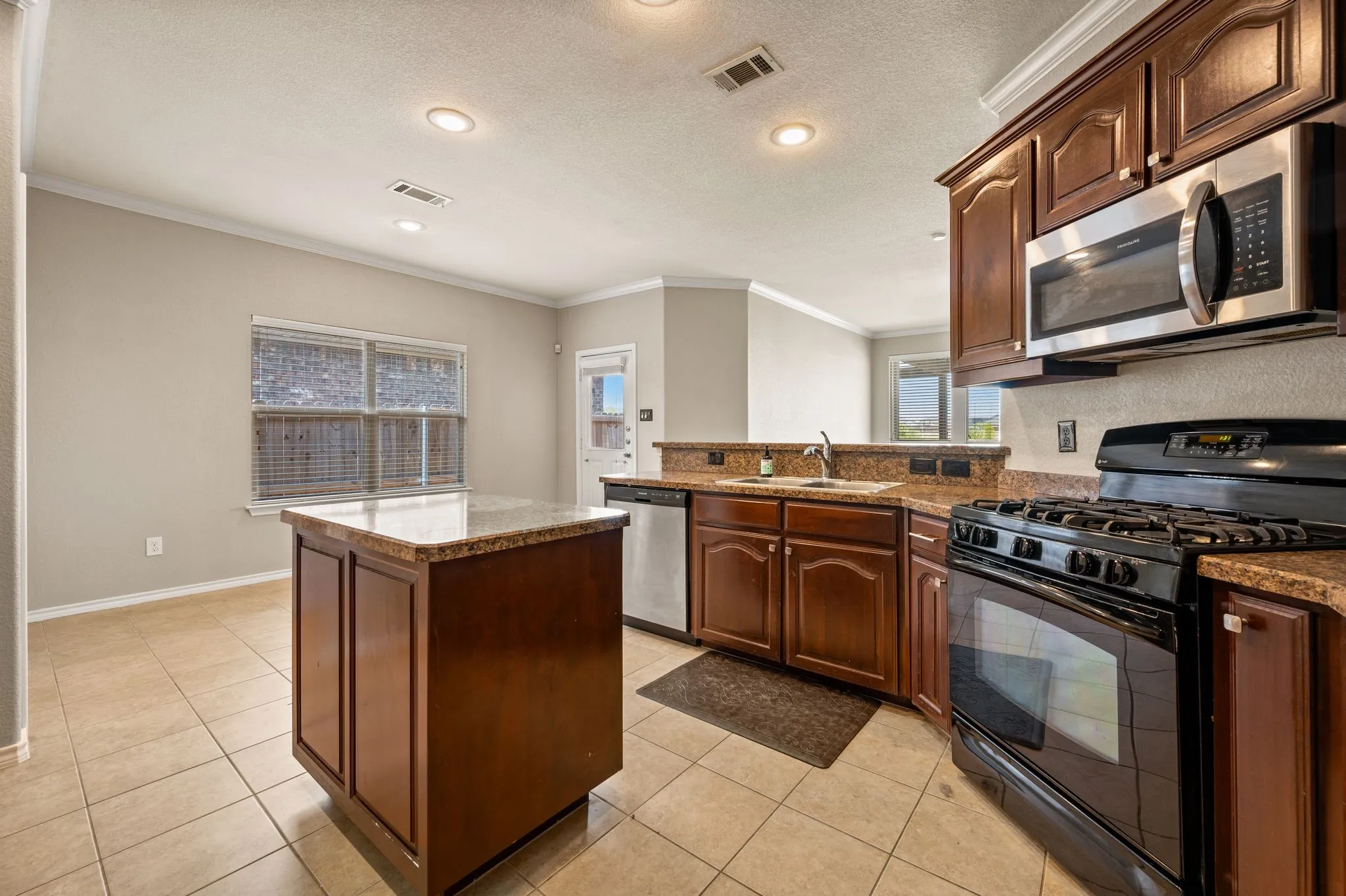 Single Family Residence For Rent in Denton County , 1224 Diablo Pass, Fort Worth, Texas 76052, 3 Bedroom, 2 Bathroom, 2 Garage spaces, 1,737 Sqft, built in 2011, mls#21351410, Real Estate Agent in Fort Worth, Homes For Rent in Denton county, Homes For Rent in Fort Worth, Realtor in Fort Worth Texas, Real Estate Brokerage Independent Realty Texas, Luminita Cordes Realtor