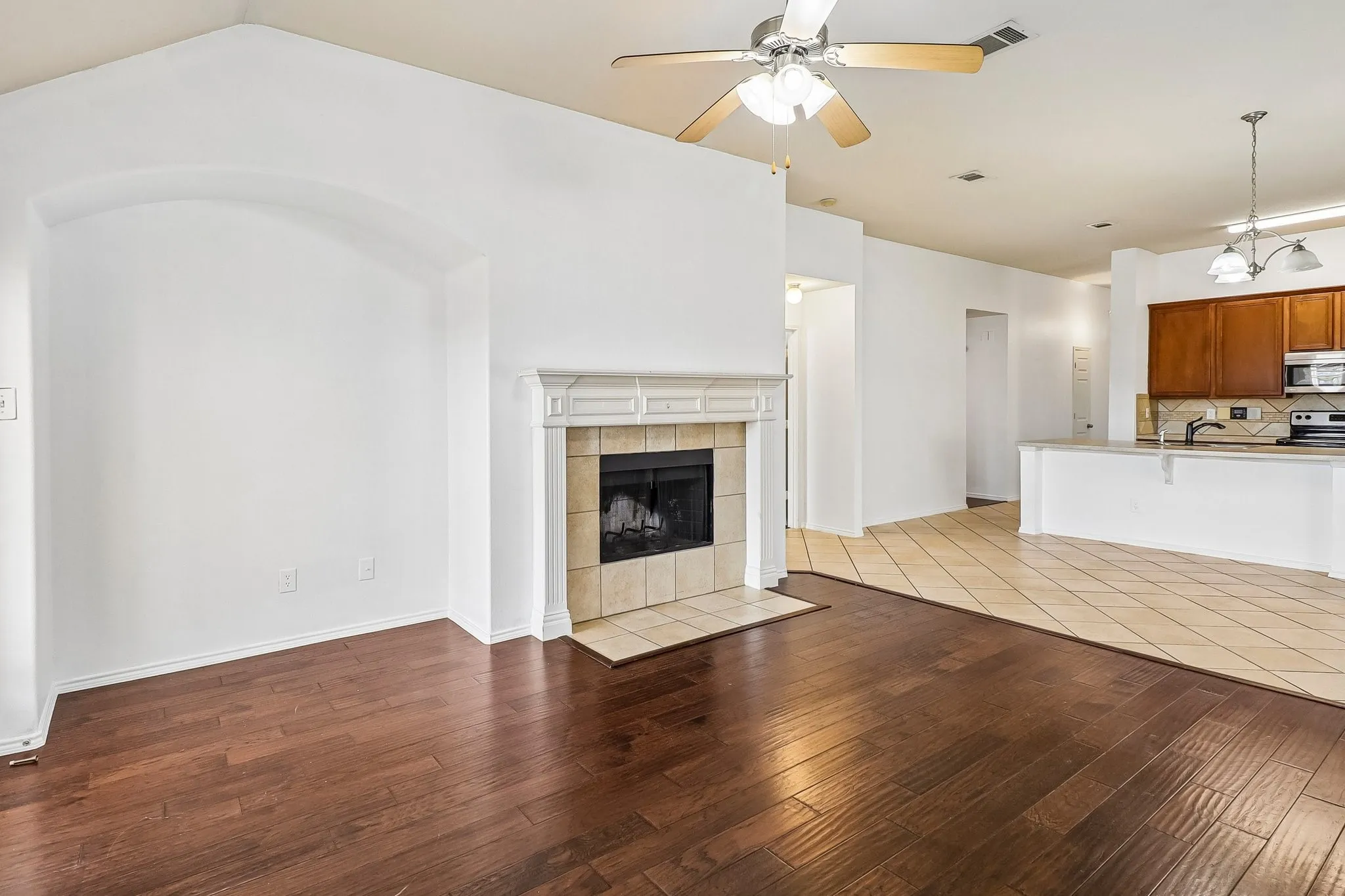 Single Family Residence For Sale in Tarrant County , 7717 Decoy Drive, Arlington, Texas 76002, 3 Bedroom, 2 Bathroom, 3 Garage spaces, 1,665 Sqft, built in 2005, mls#21350102, Real Estate Agent in Arlington, Homes For Sale in Tarrant county, Homes For Sale in Arlington, Realtor in Arlington Texas, Real Estate Brokerage Independent Realty Texas, Luminita Cordes Realtor