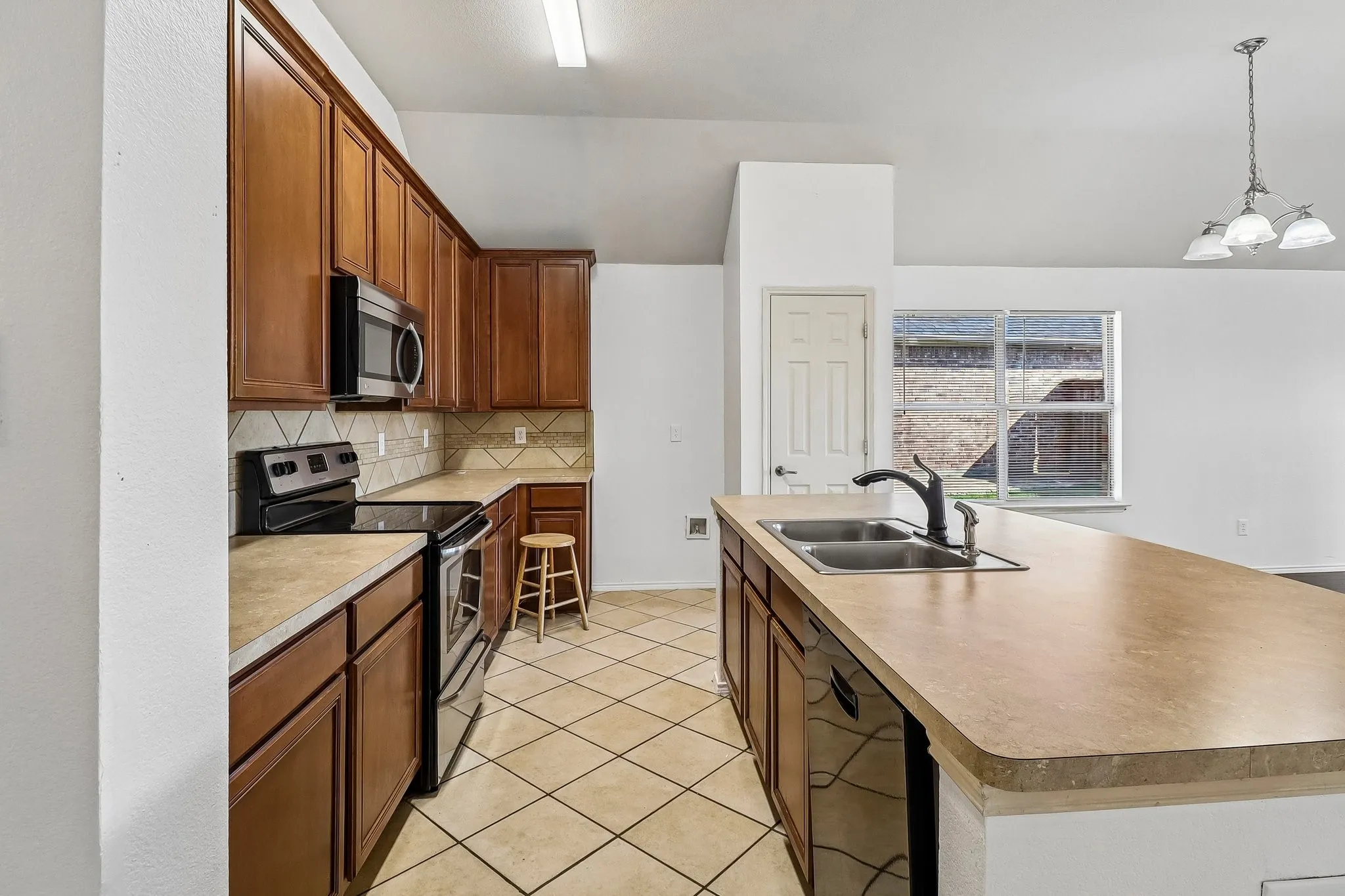 Single Family Residence For Sale in Tarrant County , 7717 Decoy Drive, Arlington, Texas 76002, 3 Bedroom, 2 Bathroom, 3 Garage spaces, 1,665 Sqft, built in 2005, mls#21350102, Real Estate Agent in Arlington, Homes For Sale in Tarrant county, Homes For Sale in Arlington, Realtor in Arlington Texas, Real Estate Brokerage Independent Realty Texas, Luminita Cordes Realtor