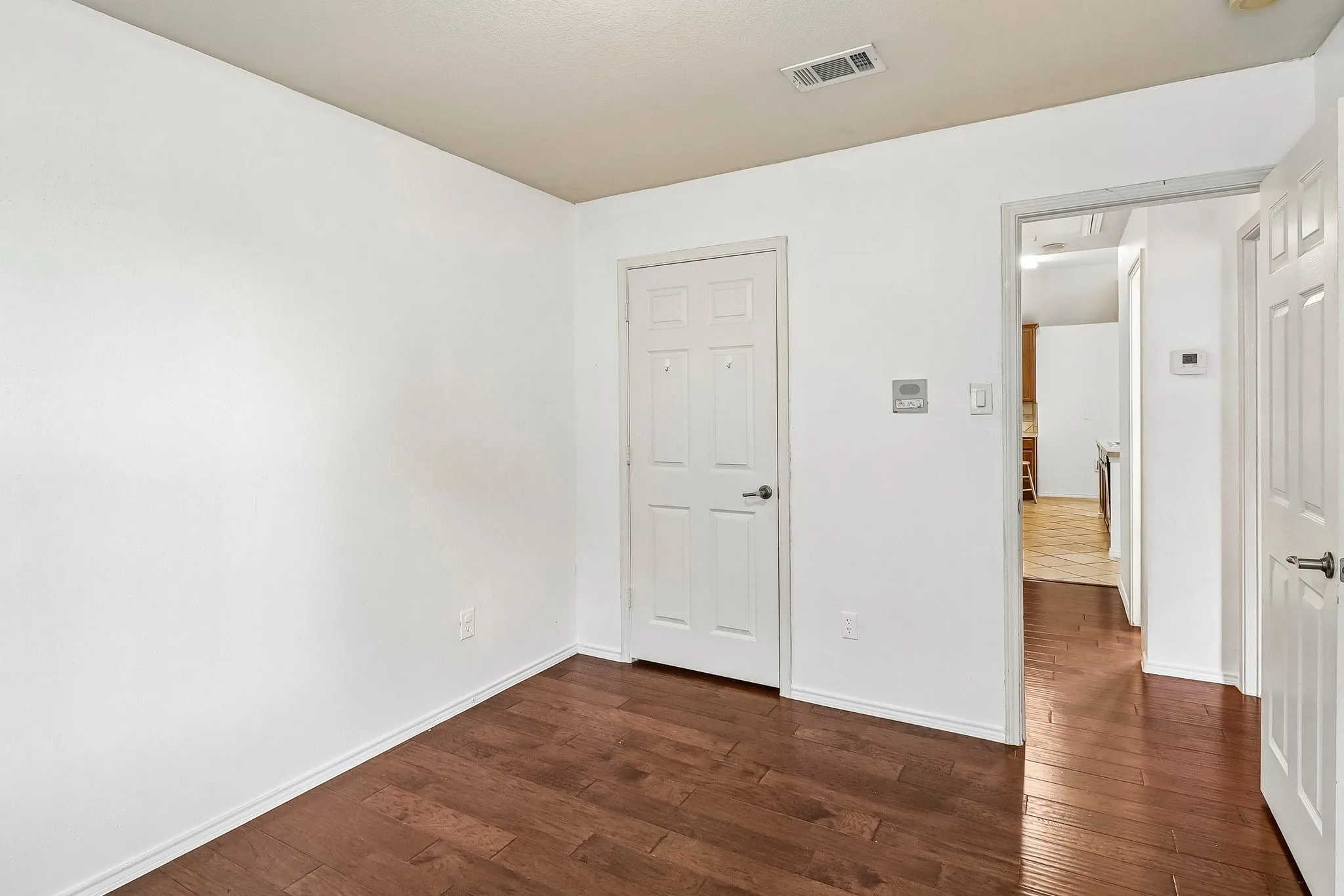 Single Family Residence For Sale in Tarrant County , 7717 Decoy Drive, Arlington, Texas 76002, 3 Bedroom, 2 Bathroom, 3 Garage spaces, 1,665 Sqft, built in 2005, mls#21350102, Real Estate Agent in Arlington, Homes For Sale in Tarrant county, Homes For Sale in Arlington, Realtor in Arlington Texas, Real Estate Brokerage Independent Realty Texas, Luminita Cordes Realtor