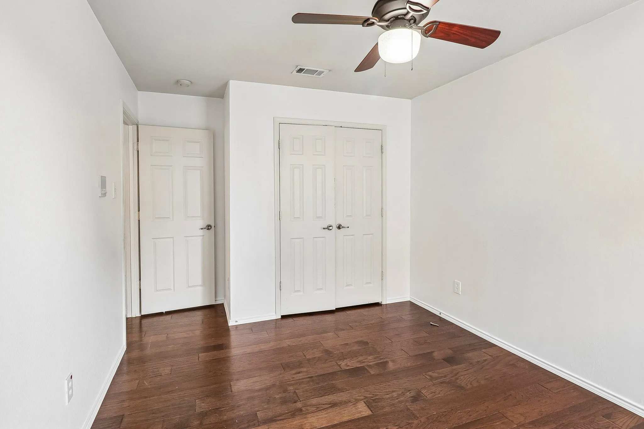 Single Family Residence For Sale in Tarrant County , 7717 Decoy Drive, Arlington, Texas 76002, 3 Bedroom, 2 Bathroom, 3 Garage spaces, 1,665 Sqft, built in 2005, mls#21350102, Real Estate Agent in Arlington, Homes For Sale in Tarrant county, Homes For Sale in Arlington, Realtor in Arlington Texas, Real Estate Brokerage Independent Realty Texas, Luminita Cordes Realtor