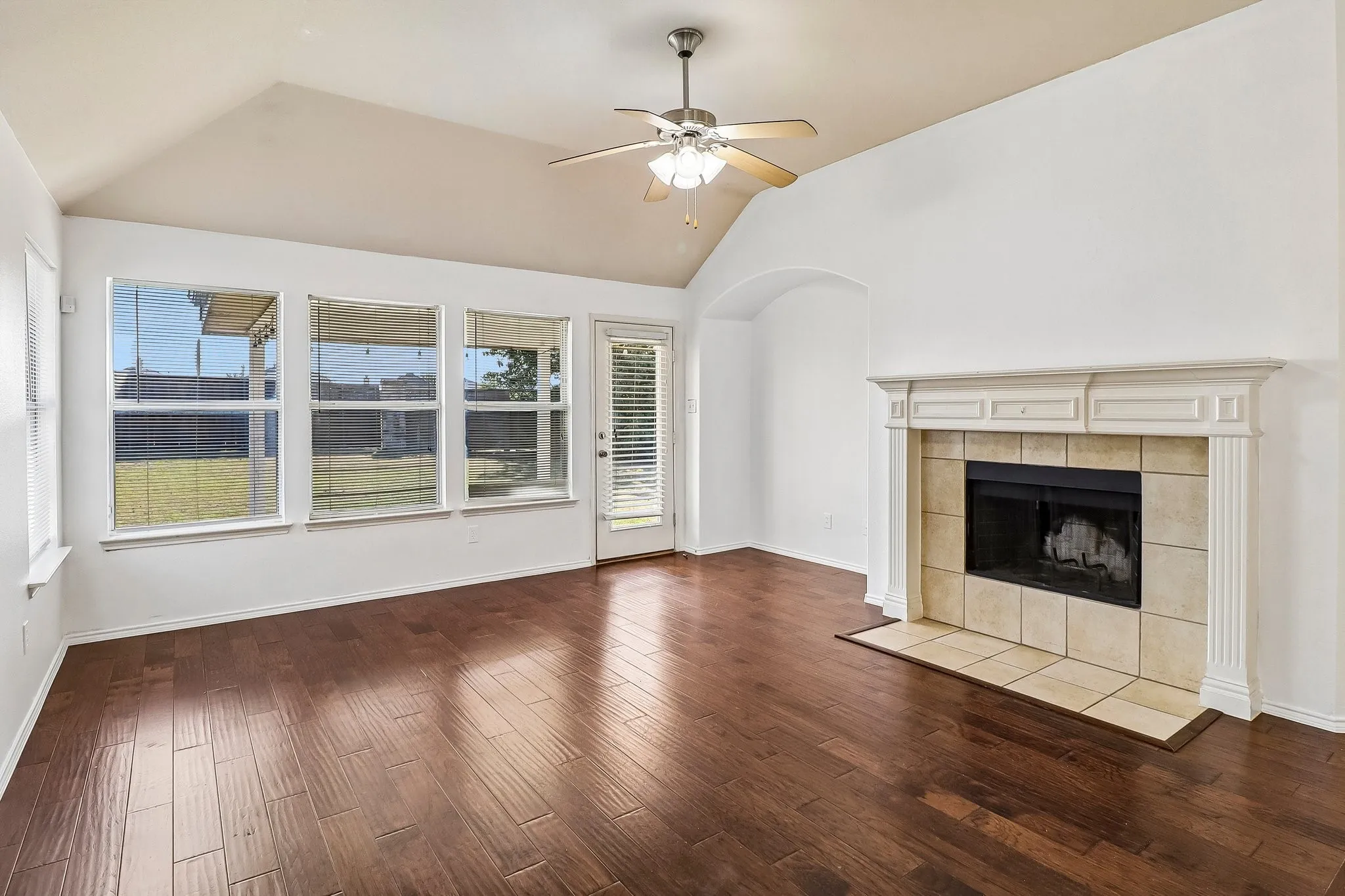 Single Family Residence For Sale in Tarrant County , 7717 Decoy Drive, Arlington, Texas 76002, 3 Bedroom, 2 Bathroom, 3 Garage spaces, 1,665 Sqft, built in 2005, mls#21350102, Real Estate Agent in Arlington, Homes For Sale in Tarrant county, Homes For Sale in Arlington, Realtor in Arlington Texas, Real Estate Brokerage Independent Realty Texas, Luminita Cordes Realtor
