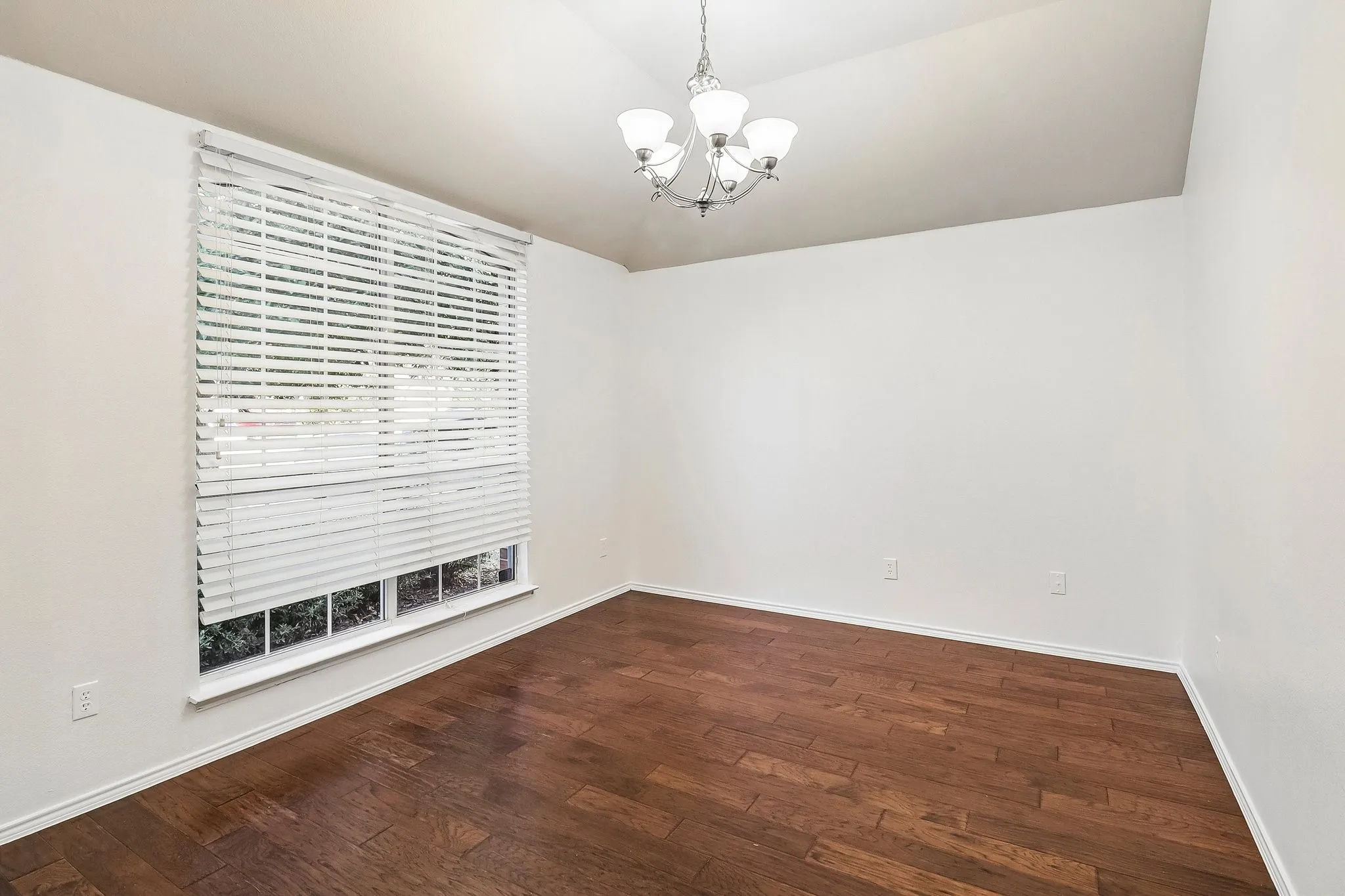 Single Family Residence For Sale in Tarrant County , 7717 Decoy Drive, Arlington, Texas 76002, 3 Bedroom, 2 Bathroom, 3 Garage spaces, 1,665 Sqft, built in 2005, mls#21350102, Real Estate Agent in Arlington, Homes For Sale in Tarrant county, Homes For Sale in Arlington, Realtor in Arlington Texas, Real Estate Brokerage Independent Realty Texas, Luminita Cordes Realtor