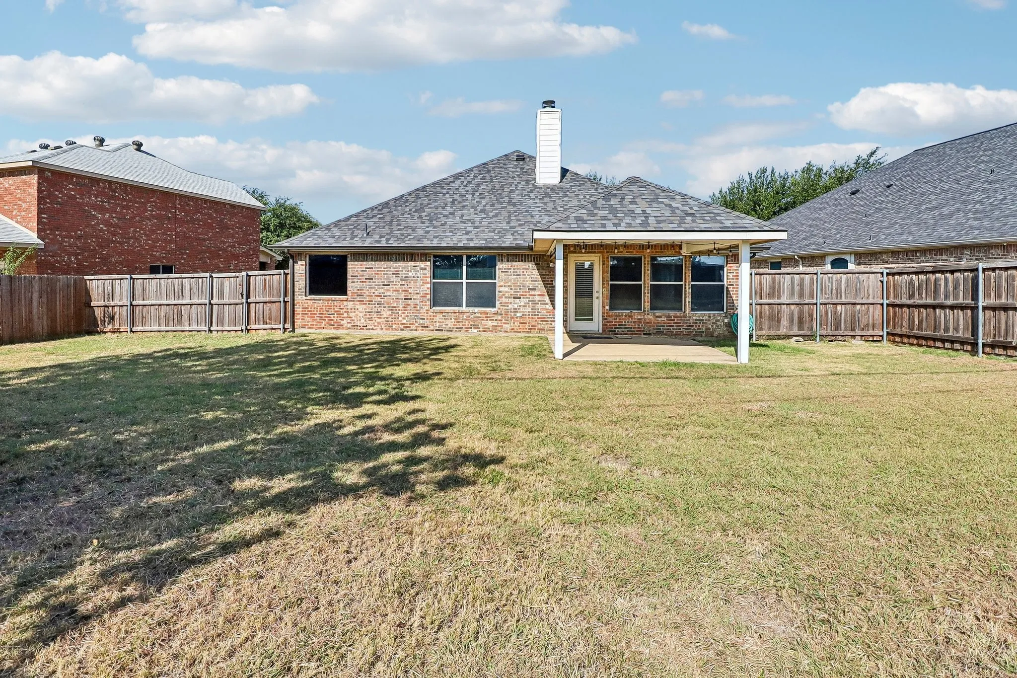 Single Family Residence For Sale in Tarrant County , 7717 Decoy Drive, Arlington, Texas 76002, 3 Bedroom, 2 Bathroom, 3 Garage spaces, 1,665 Sqft, built in 2005, mls#21350102, Real Estate Agent in Arlington, Homes For Sale in Tarrant county, Homes For Sale in Arlington, Realtor in Arlington Texas, Real Estate Brokerage Independent Realty Texas, Luminita Cordes Realtor