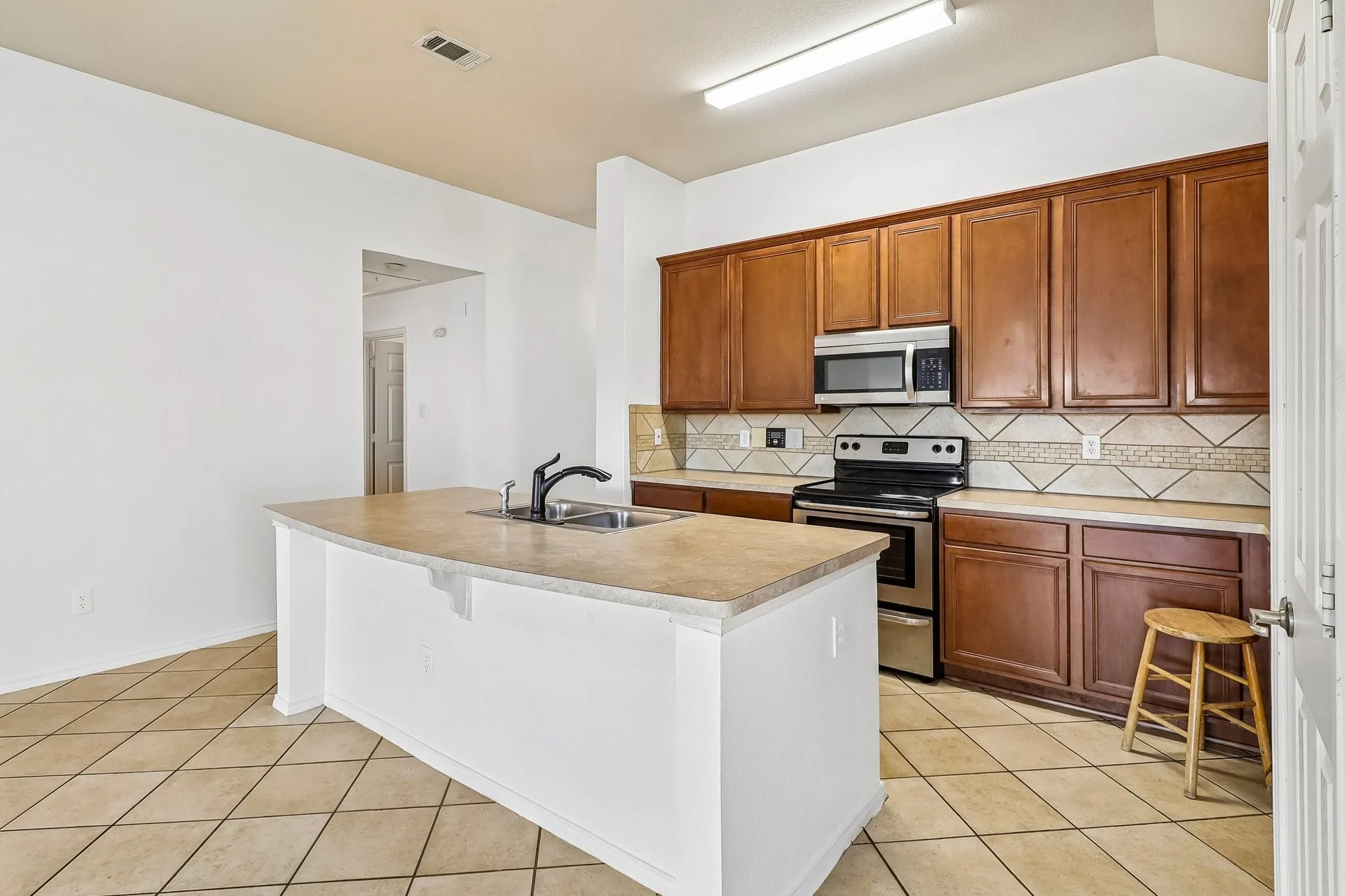 Single Family Residence For Sale in Tarrant County , 7717 Decoy Drive, Arlington, Texas 76002, 3 Bedroom, 2 Bathroom, 3 Garage spaces, 1,665 Sqft, built in 2005, mls#21350102, Real Estate Agent in Arlington, Homes For Sale in Tarrant county, Homes For Sale in Arlington, Realtor in Arlington Texas, Real Estate Brokerage Independent Realty Texas, Luminita Cordes Realtor