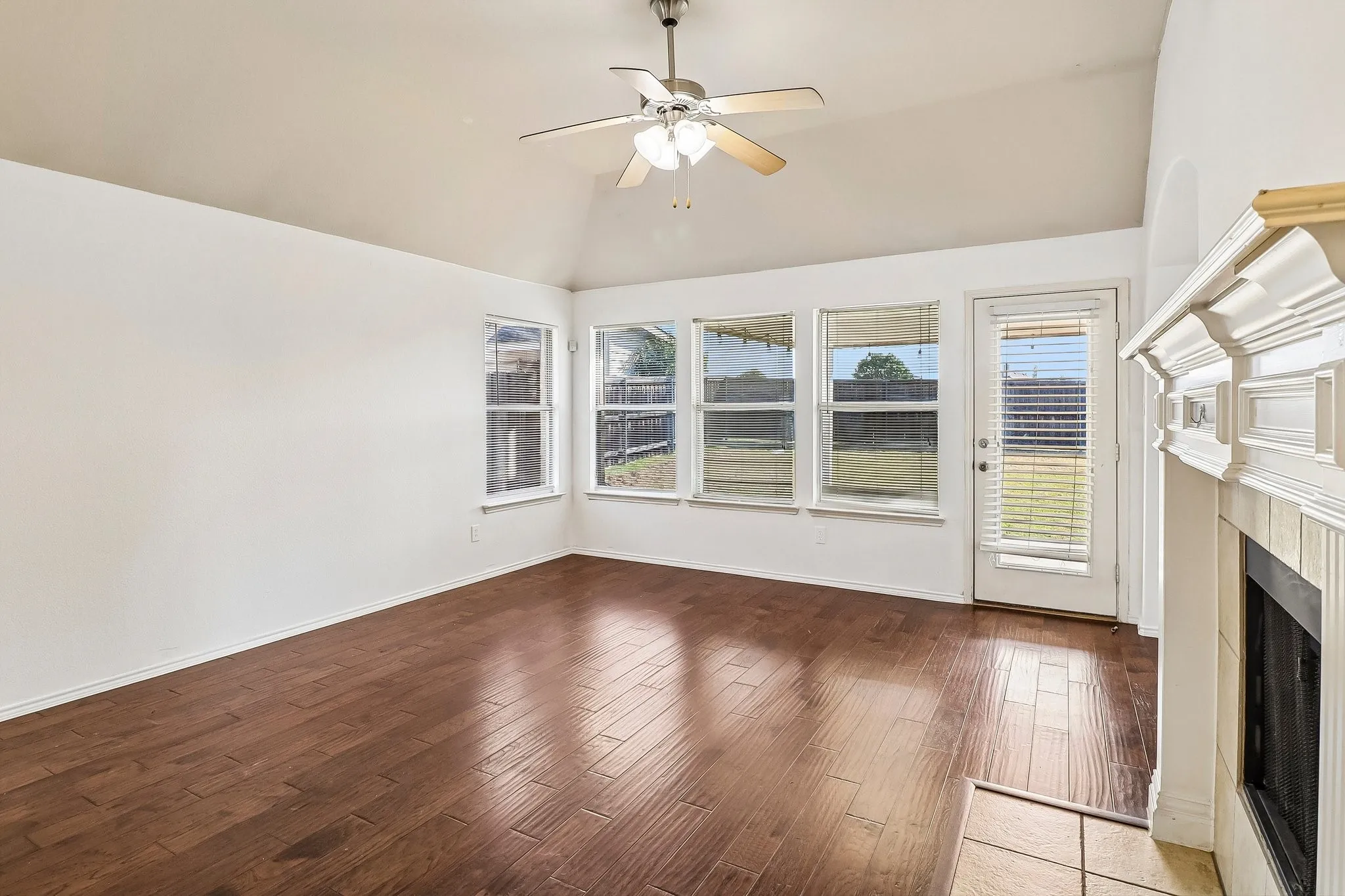 Single Family Residence For Sale in Tarrant County , 7717 Decoy Drive, Arlington, Texas 76002, 3 Bedroom, 2 Bathroom, 3 Garage spaces, 1,665 Sqft, built in 2005, mls#21350102, Real Estate Agent in Arlington, Homes For Sale in Tarrant county, Homes For Sale in Arlington, Realtor in Arlington Texas, Real Estate Brokerage Independent Realty Texas, Luminita Cordes Realtor