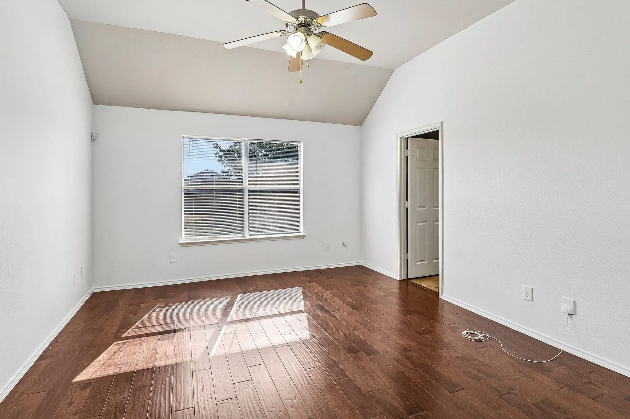 Single Family Residence For Sale in Tarrant County , 7717 Decoy Drive, Arlington, Texas 76002, 3 Bedroom, 2 Bathroom, 3 Garage spaces, 1,665 Sqft, built in 2005, mls#21350102, Real Estate Agent in Arlington, Homes For Sale in Tarrant county, Homes For Sale in Arlington, Realtor in Arlington Texas, Real Estate Brokerage Independent Realty Texas, Luminita Cordes Realtor