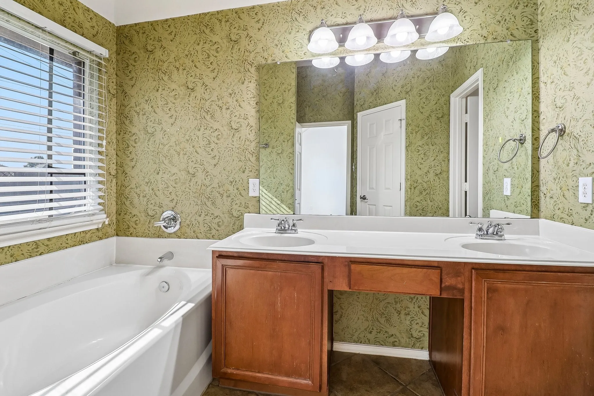 Single Family Residence For Sale in Tarrant County , 7717 Decoy Drive, Arlington, Texas 76002, 3 Bedroom, 2 Bathroom, 3 Garage spaces, 1,665 Sqft, built in 2005, mls#21350102, Real Estate Agent in Arlington, Homes For Sale in Tarrant county, Homes For Sale in Arlington, Realtor in Arlington Texas, Real Estate Brokerage Independent Realty Texas, Luminita Cordes Realtor