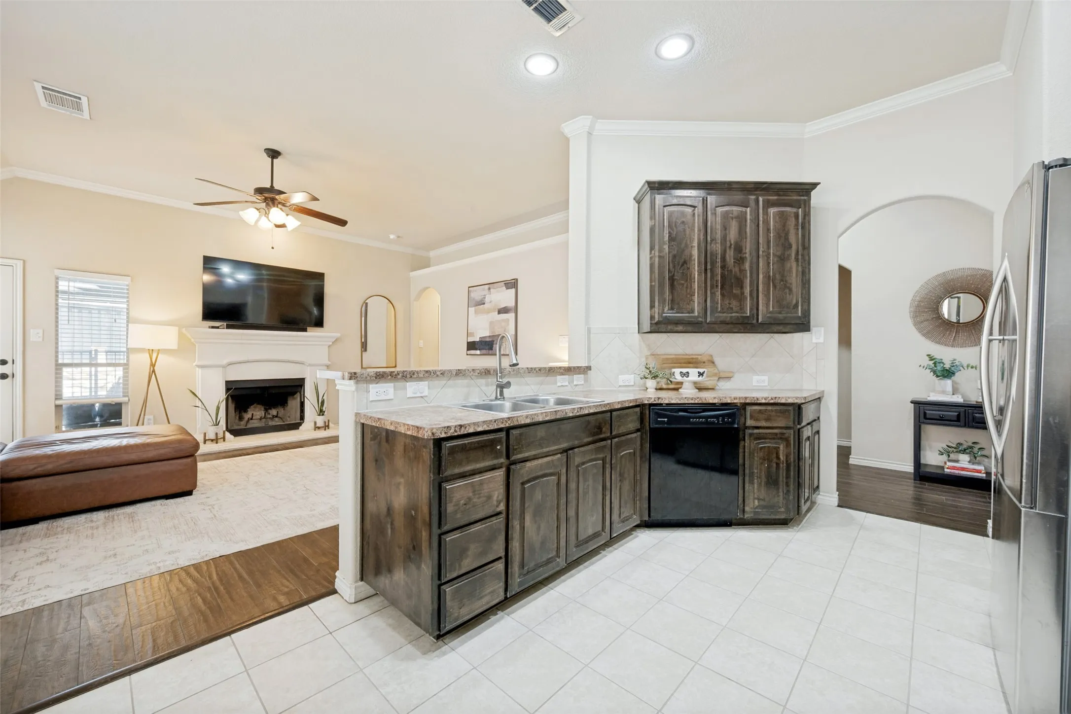 Single Family Residence For Sale in Tarrant County , 6108 Amberjack Trail, Fort Worth, Texas 76179, 4 Bedroom, 2 Bathroom, 2 Garage spaces, 1,609 Sqft, built in 2014, mls#21351568, Real Estate Agent in Fort Worth, Homes For Sale in Tarrant county, Homes For Sale in Fort Worth, Realtor in Fort Worth Texas, Real Estate Brokerage Independent Realty Texas, Luminita Cordes Realtor