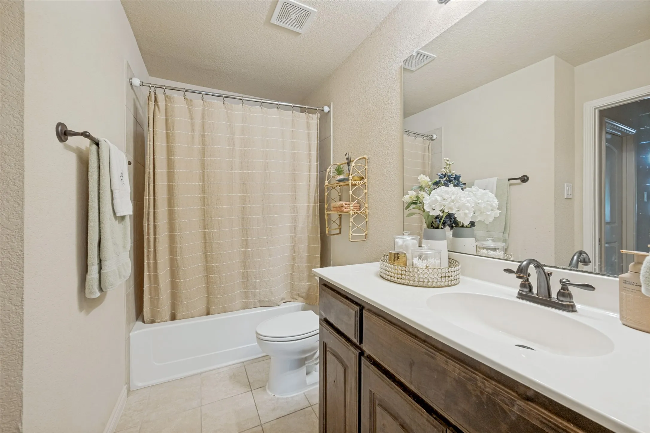 Single Family Residence For Sale in Tarrant County , 6108 Amberjack Trail, Fort Worth, Texas 76179, 4 Bedroom, 2 Bathroom, 2 Garage spaces, 1,609 Sqft, built in 2014, mls#21351568, Real Estate Agent in Fort Worth, Homes For Sale in Tarrant county, Homes For Sale in Fort Worth, Realtor in Fort Worth Texas, Real Estate Brokerage Independent Realty Texas, Luminita Cordes Realtor