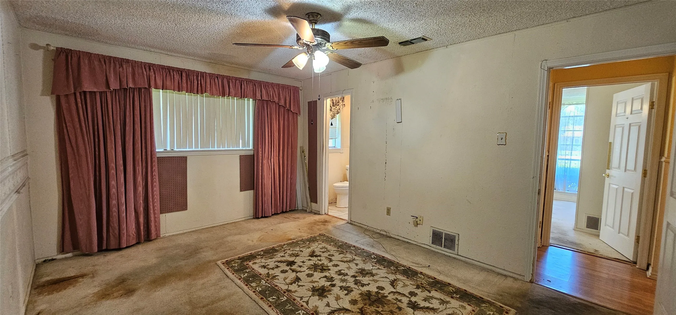 Single Family Residence For Sale in Kaufman County , 14325 Melody Lane, Forney, Texas 75126, 5 Bedrooms, 3 Bathrooms, 2 Garage spaces, 1,992 Sqft, built in 1969, Price $380,000, mls#21351583, Real Estate Agent in Forney, Homes For Sale in Kaufman county, Homes For Sale in Forney, Realtor in Forney Texas, Real Estate Brokerage Independent Realty Texas, Luminita Cordes Realtor