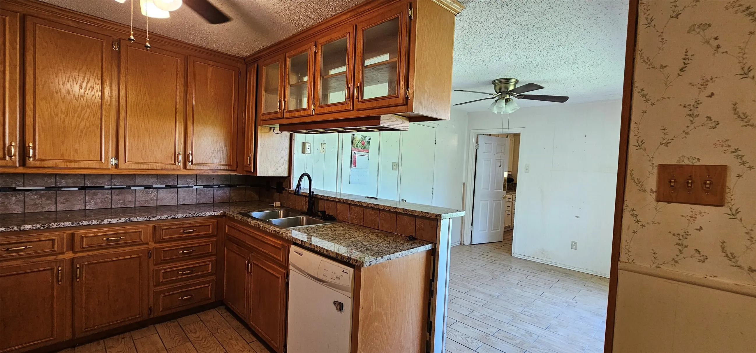 Single Family Residence For Sale in Kaufman County , 14325 Melody Lane, Forney, Texas 75126, 5 Bedrooms, 3 Bathrooms, 2 Garage spaces, 1,992 Sqft, built in 1969, Price $380,000, mls#21351583, Real Estate Agent in Forney, Homes For Sale in Kaufman county, Homes For Sale in Forney, Realtor in Forney Texas, Real Estate Brokerage Independent Realty Texas, Luminita Cordes Realtor