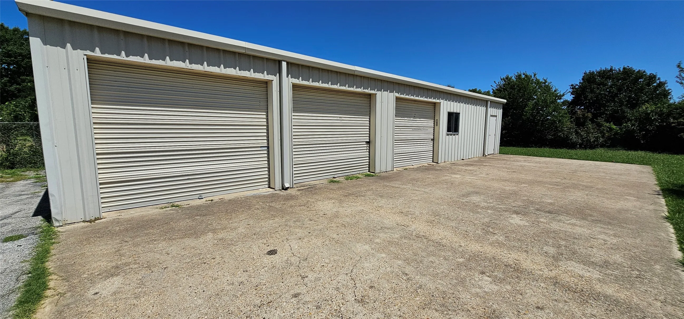 Single Family Residence For Sale in Kaufman County , 14325 Melody Lane, Forney, Texas 75126, 5 Bedrooms, 3 Bathrooms, 2 Garage spaces, 1,992 Sqft, built in 1969, Price $380,000, mls#21351583, Real Estate Agent in Forney, Homes For Sale in Kaufman county, Homes For Sale in Forney, Realtor in Forney Texas, Real Estate Brokerage Independent Realty Texas, Luminita Cordes Realtor