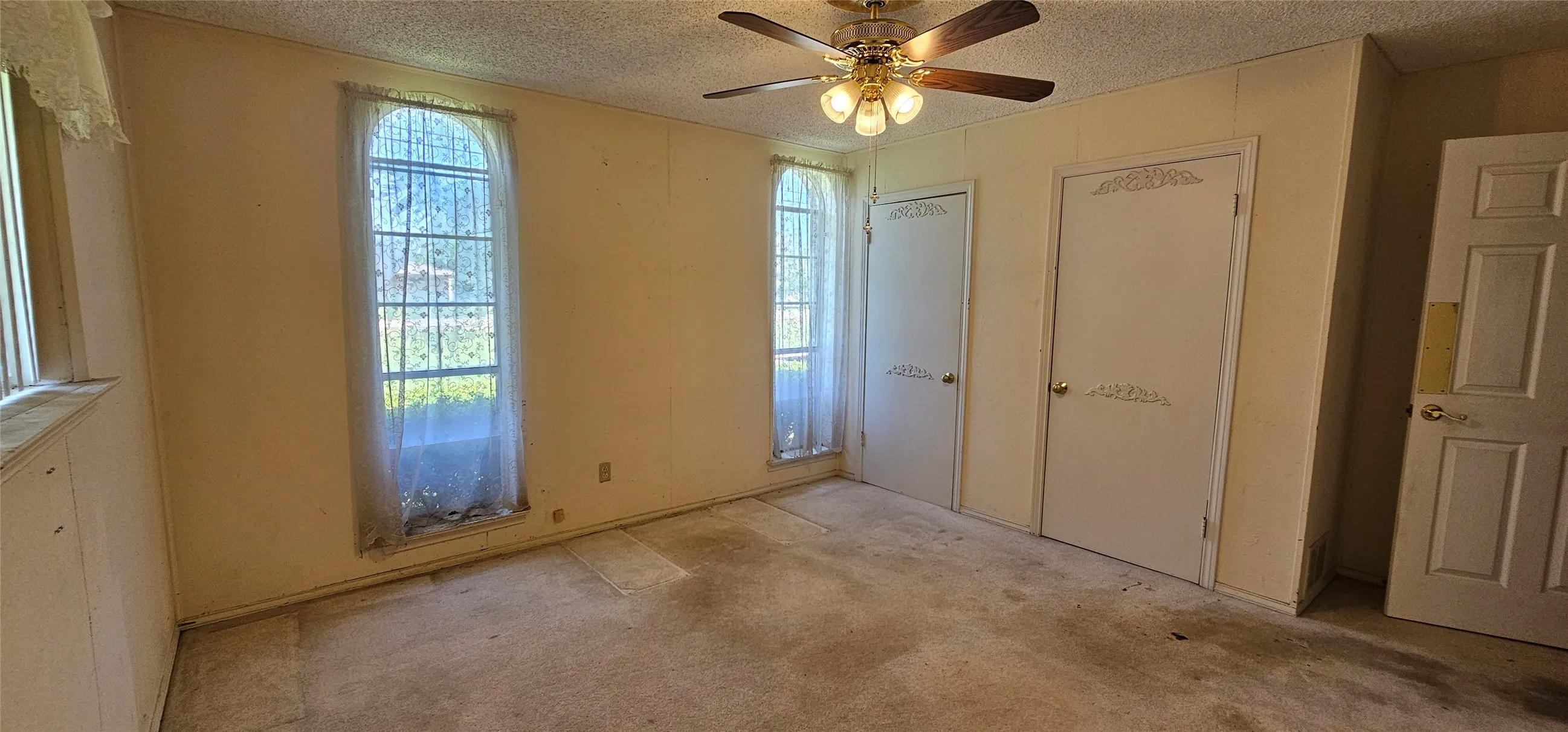 Single Family Residence For Sale in Kaufman County , 14325 Melody Lane, Forney, Texas 75126, 5 Bedrooms, 3 Bathrooms, 2 Garage spaces, 1,992 Sqft, built in 1969, Price $380,000, mls#21351583, Real Estate Agent in Forney, Homes For Sale in Kaufman county, Homes For Sale in Forney, Realtor in Forney Texas, Real Estate Brokerage Independent Realty Texas, Luminita Cordes Realtor