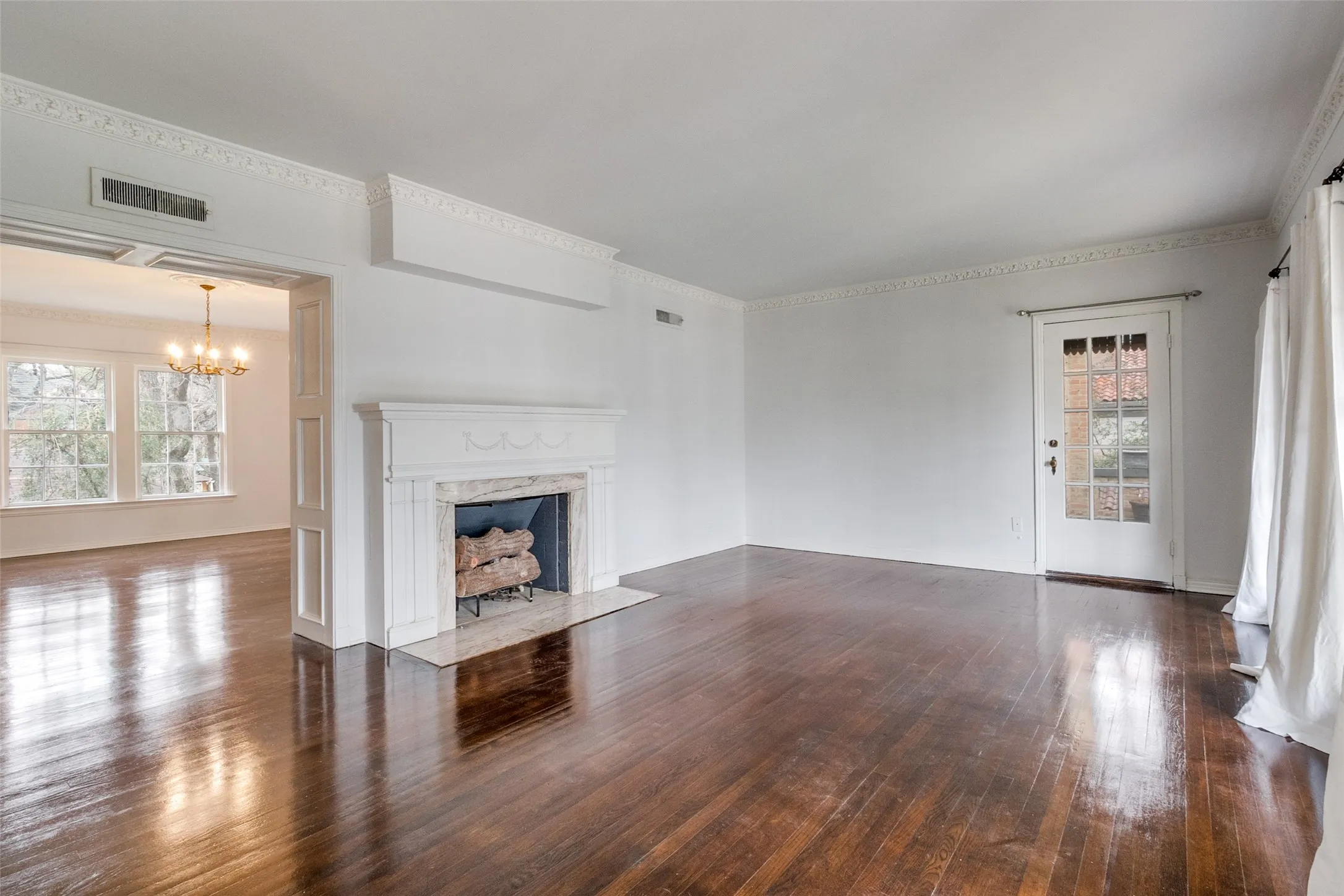 Duplex For Rent in Dallas County , 4526 Fairway Avenue, Highland Park, Texas 75219, 2 Bedrooms, 2 Bathrooms, 2 Garage spaces, 2,000 Sqft, built in 1935, Price $3,700, mls#21351477, Real Estate Agent in Highland Park, Homes For Rent in Dallas county, Homes For Rent in Highland Park, Realtor in Highland Park Texas, Real Estate Brokerage Independent Realty Texas, Luminita Cordes Realtor