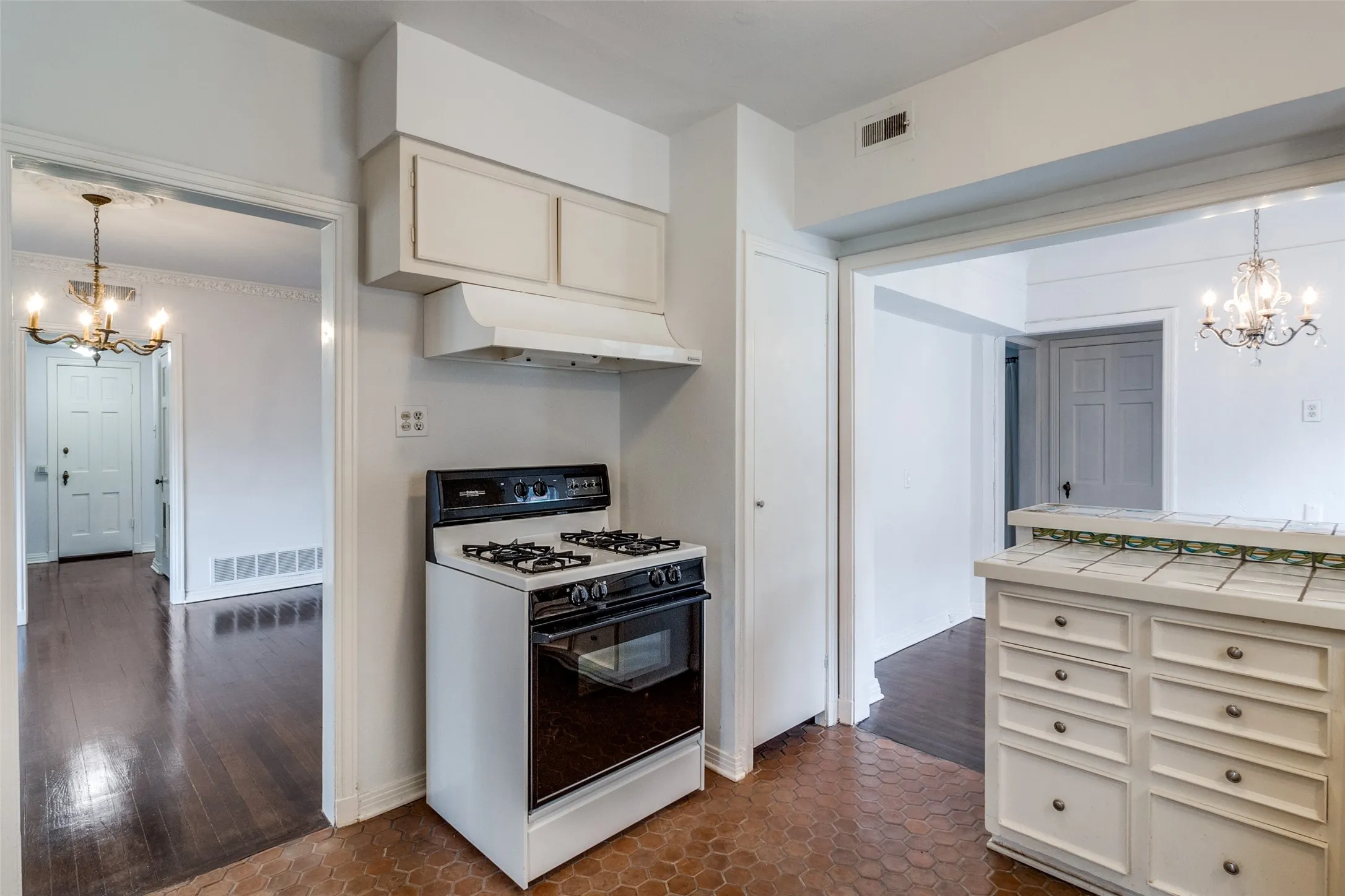 Duplex For Rent in Dallas County , 4526 Fairway Avenue, Highland Park, Texas 75219, 2 Bedrooms, 2 Bathrooms, 2 Garage spaces, 2,000 Sqft, built in 1935, Price $3,700, mls#21351477, Real Estate Agent in Highland Park, Homes For Rent in Dallas county, Homes For Rent in Highland Park, Realtor in Highland Park Texas, Real Estate Brokerage Independent Realty Texas, Luminita Cordes Realtor