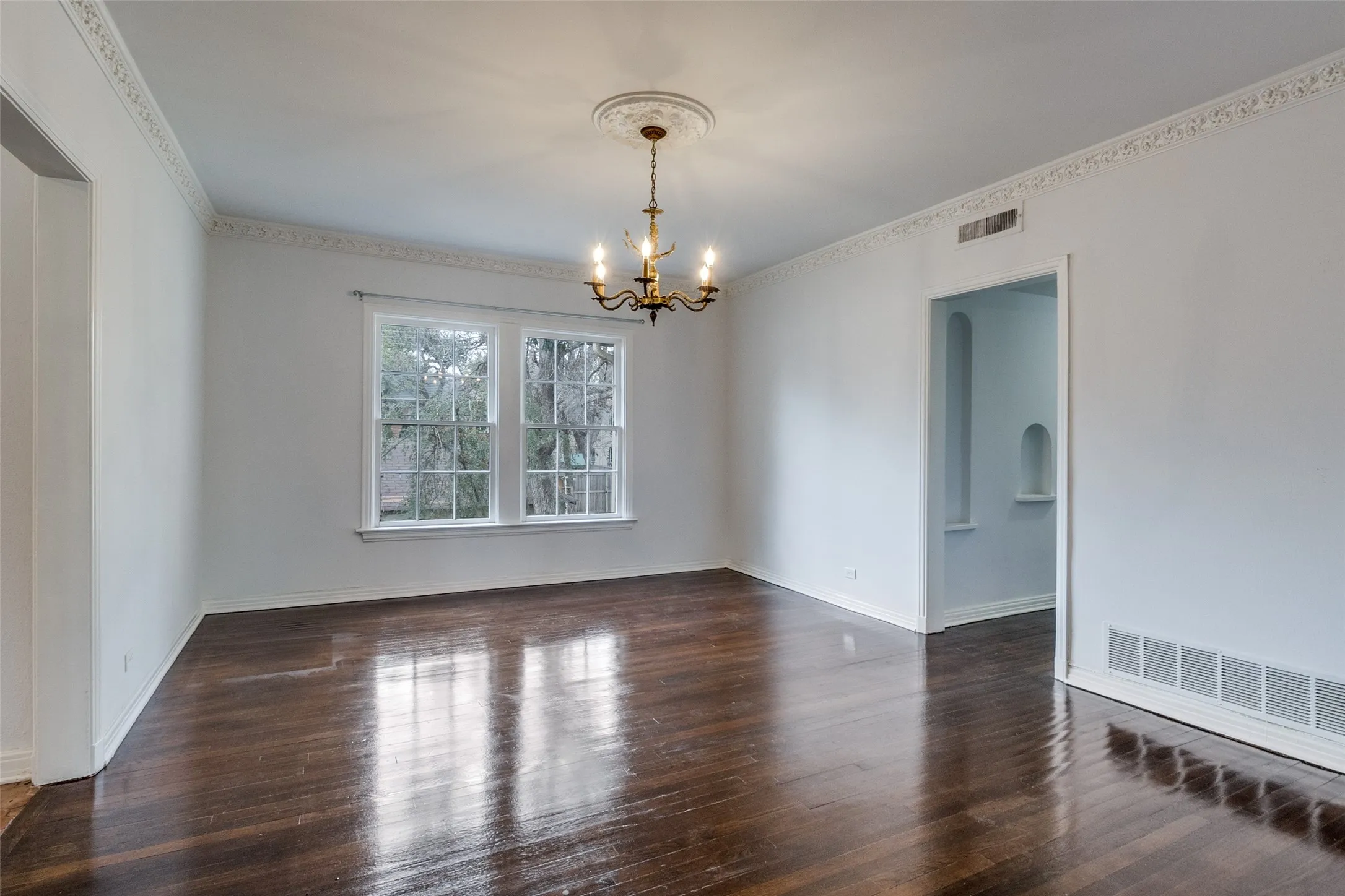 Duplex For Rent in Dallas County , 4526 Fairway Avenue, Highland Park, Texas 75219, 2 Bedrooms, 2 Bathrooms, 2 Garage spaces, 2,000 Sqft, built in 1935, Price $3,700, mls#21351477, Real Estate Agent in Highland Park, Homes For Rent in Dallas county, Homes For Rent in Highland Park, Realtor in Highland Park Texas, Real Estate Brokerage Independent Realty Texas, Luminita Cordes Realtor