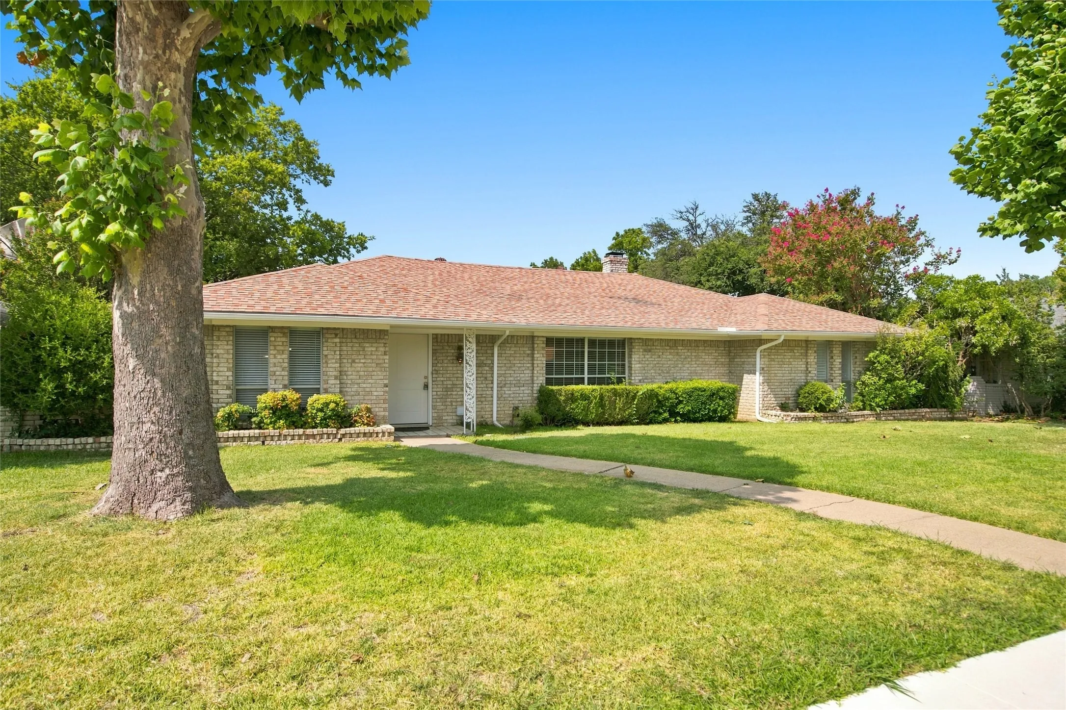 Single Family Residence For Sale in Collin County , 2017 Westridge Drive, Plano, Texas 75075, 4 Bedroom, 3 Bathroom, 2 Garage spaces, 2,289 Sqft, built in 1968, mls#21349553, Real Estate Agent in Plano, Homes For Sale in Collin county, Homes For Sale in Plano, Realtor in Plano Texas, Real Estate Brokerage Independent Realty Texas, Luminita Cordes Realtor